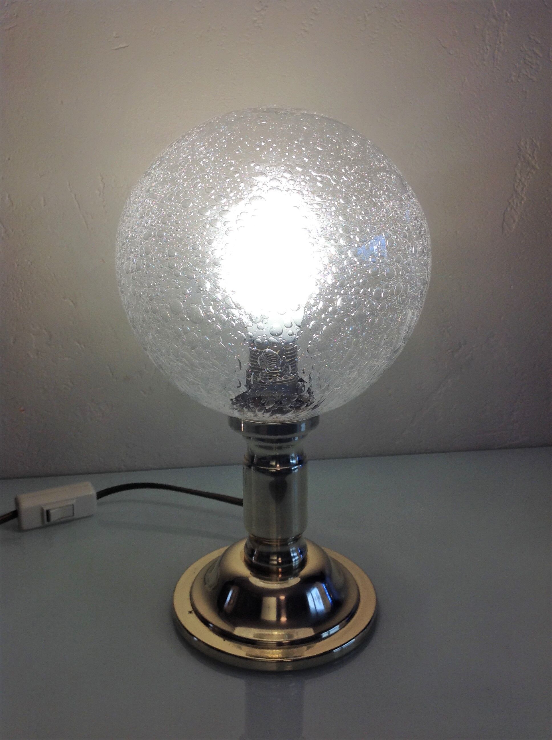 Lampe de chevet en laiton et globe en verre bullé vintage années 60-70