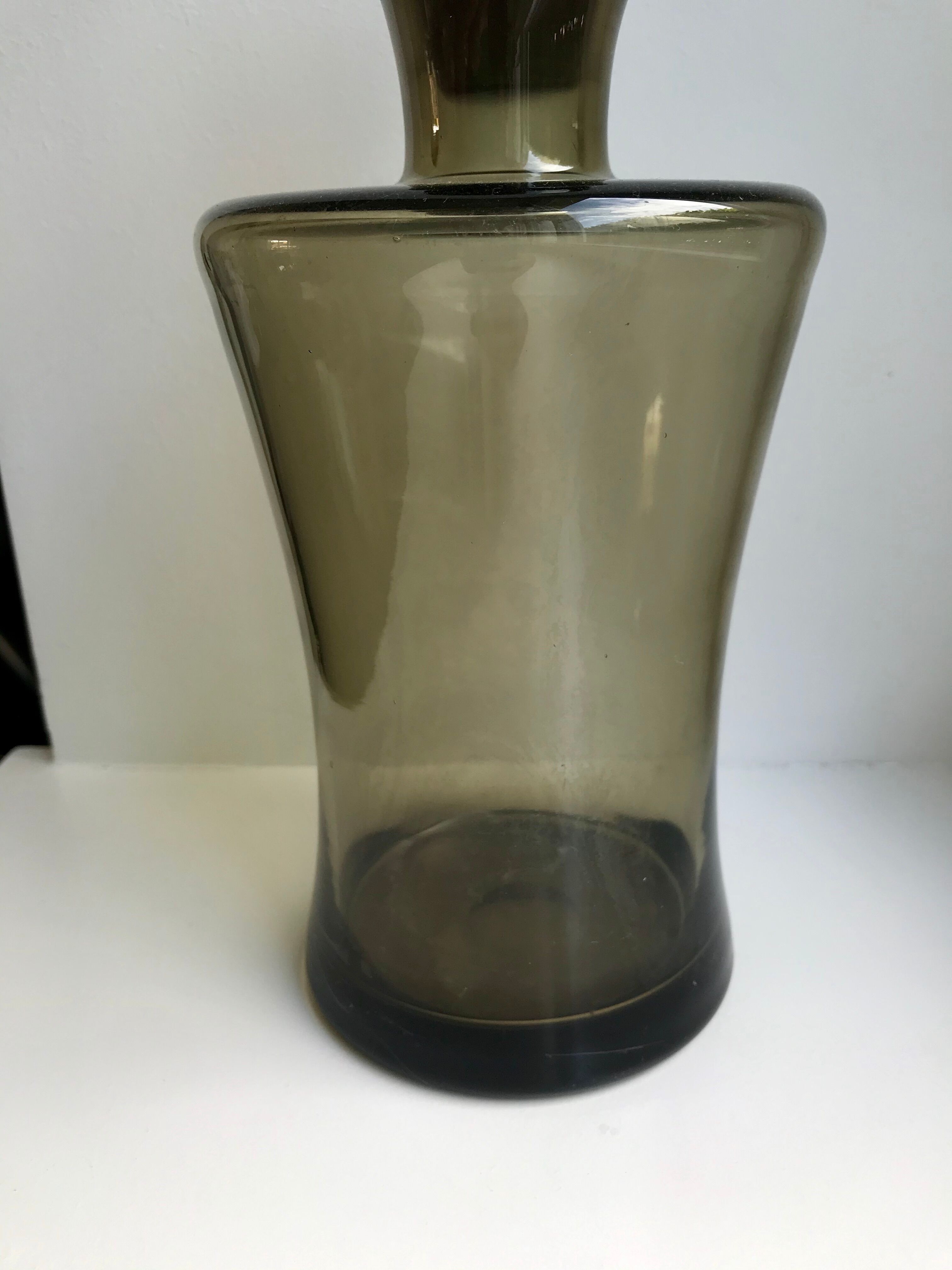 Carafe en verre fumé années 70