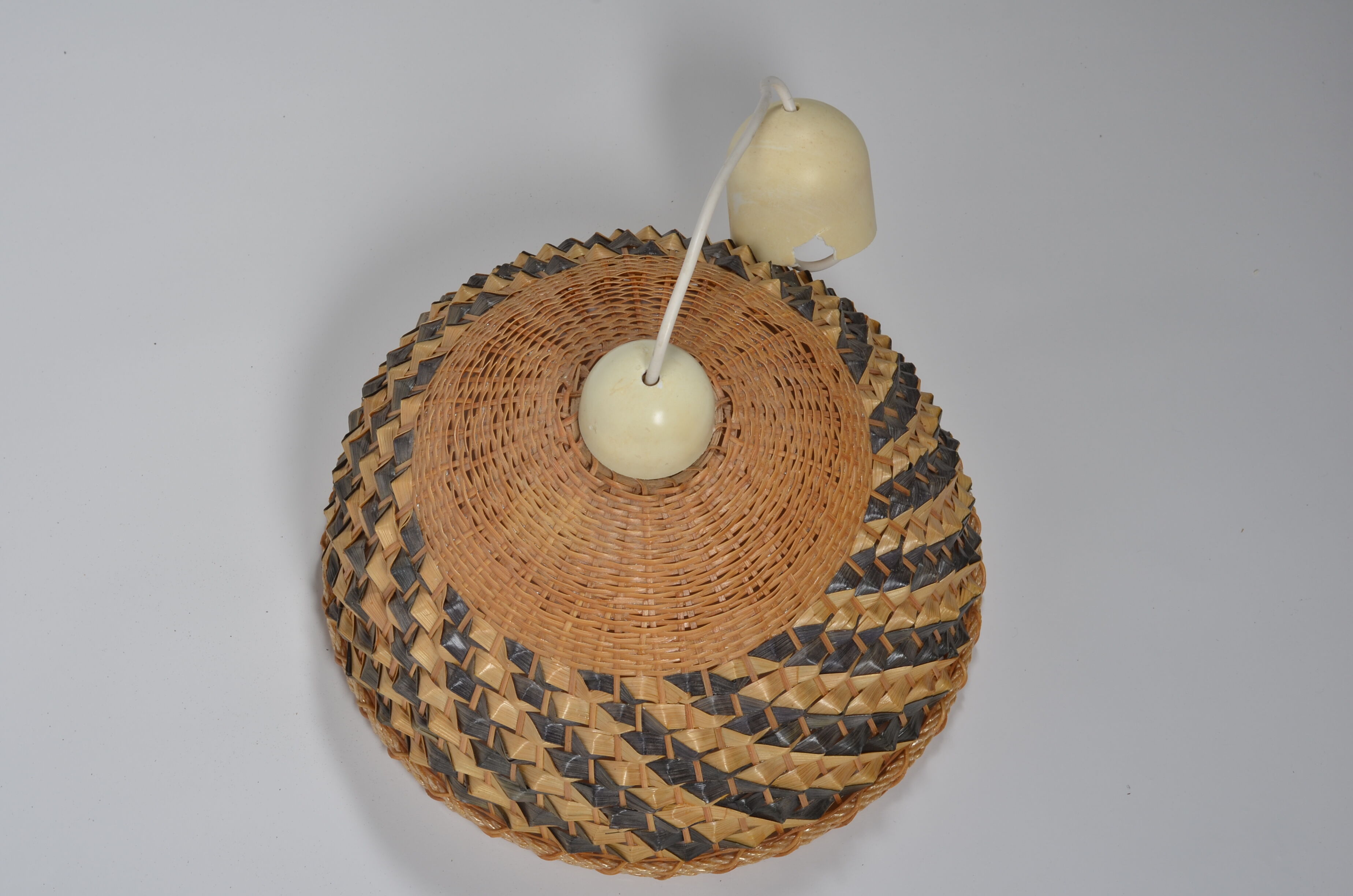 Two-tone rattan suspension