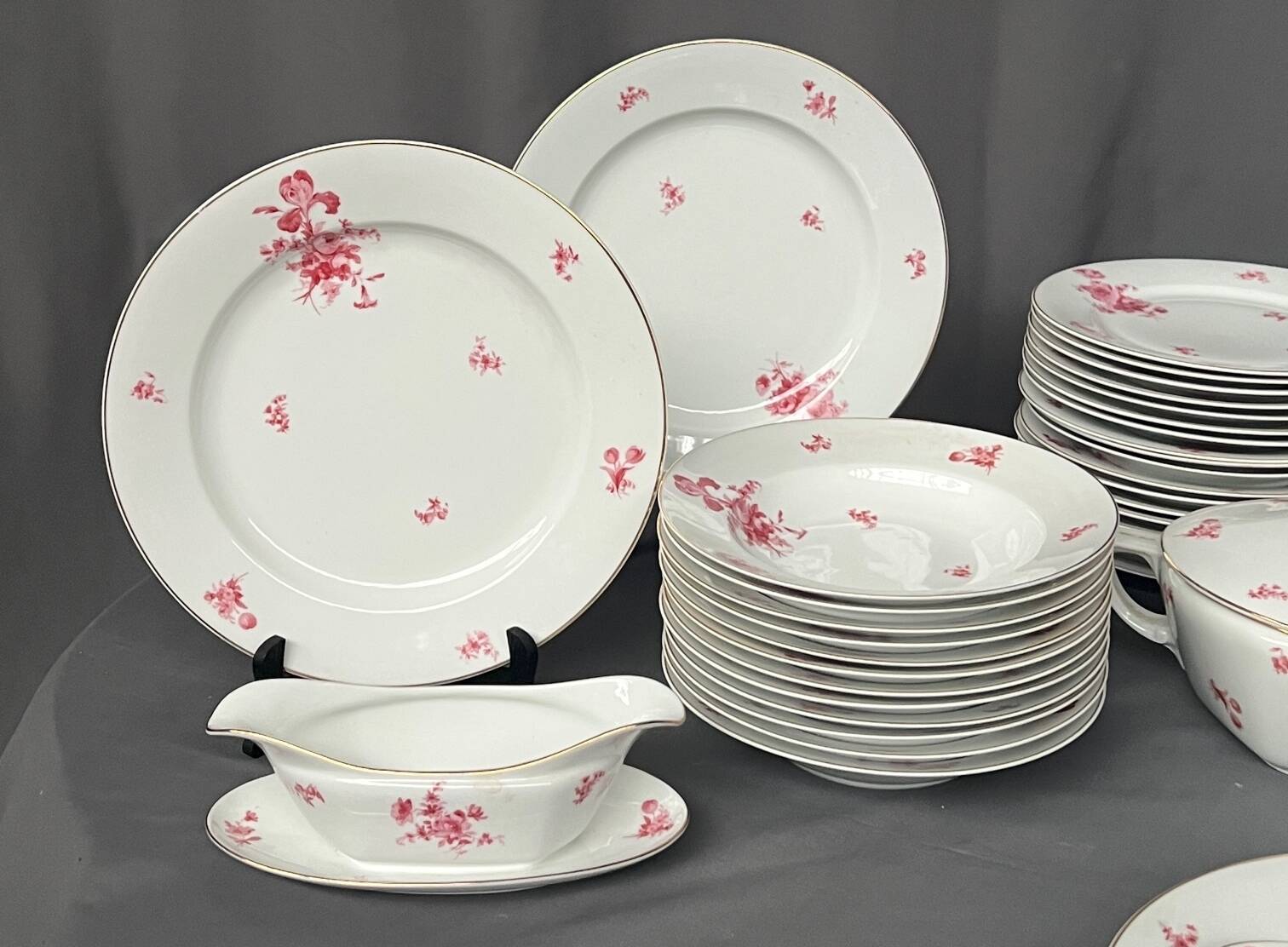 Thun. Bohemia. Dinner service for 12 people.