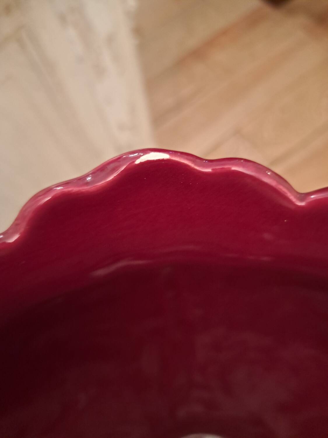 Cache pot on Art Nouveau column in earthenware.