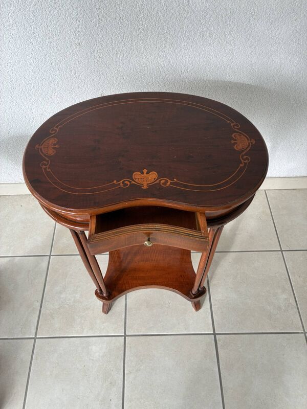 Guéridon en noyer en forme de rognon