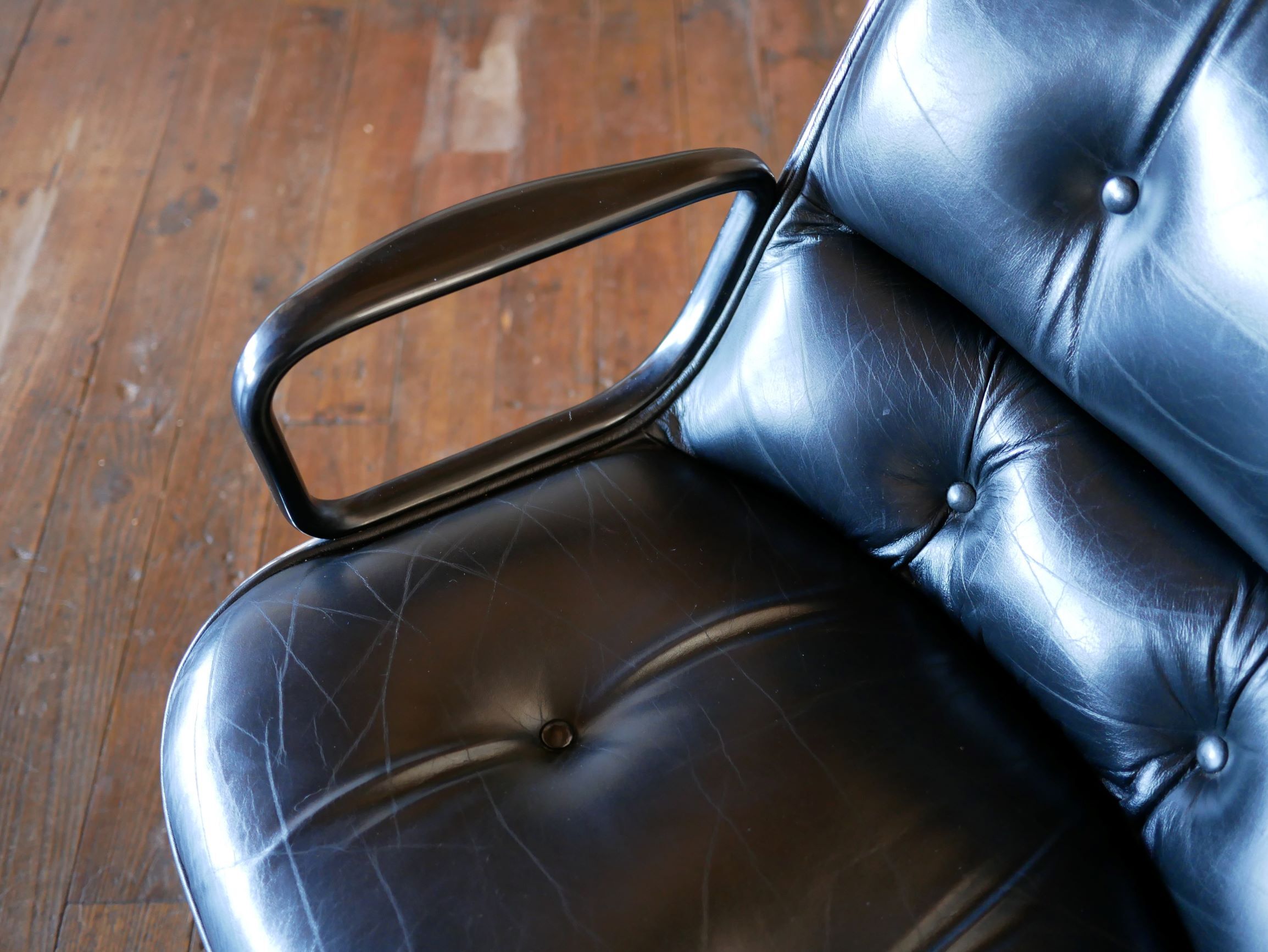 Leather armchair black by Charles Pollock for Knoll International