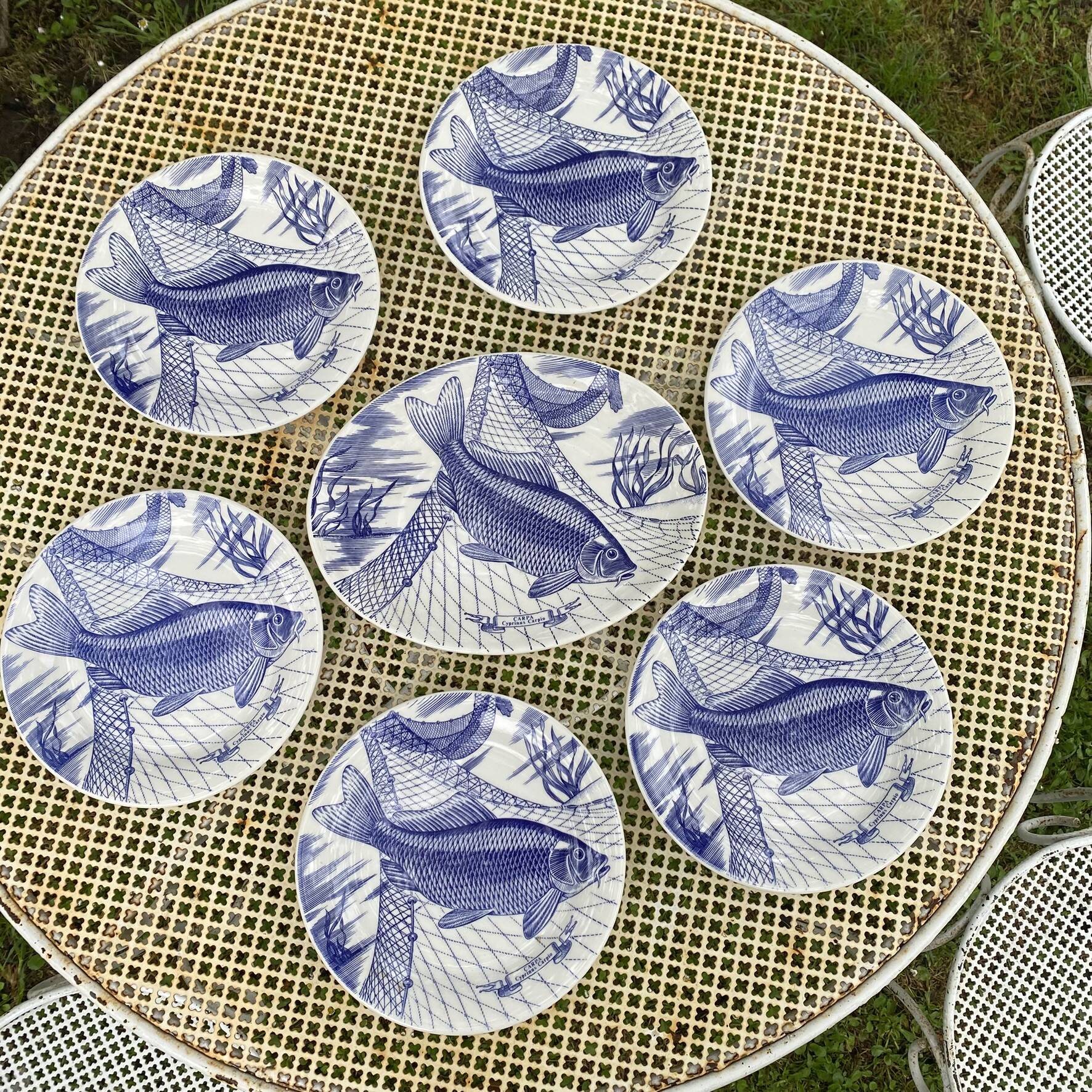 Plates and dish, fish service with cobalt blue decoration.