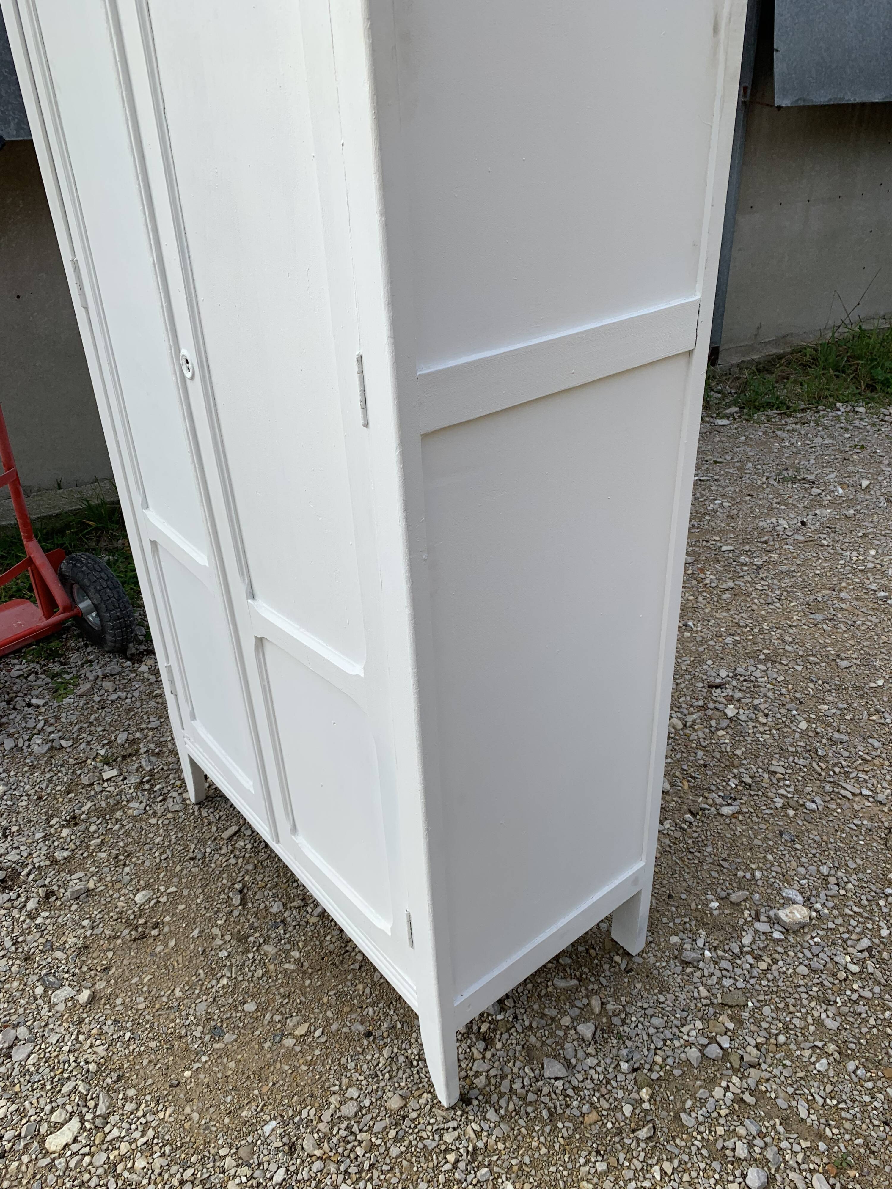 Armoire parisienne blanche