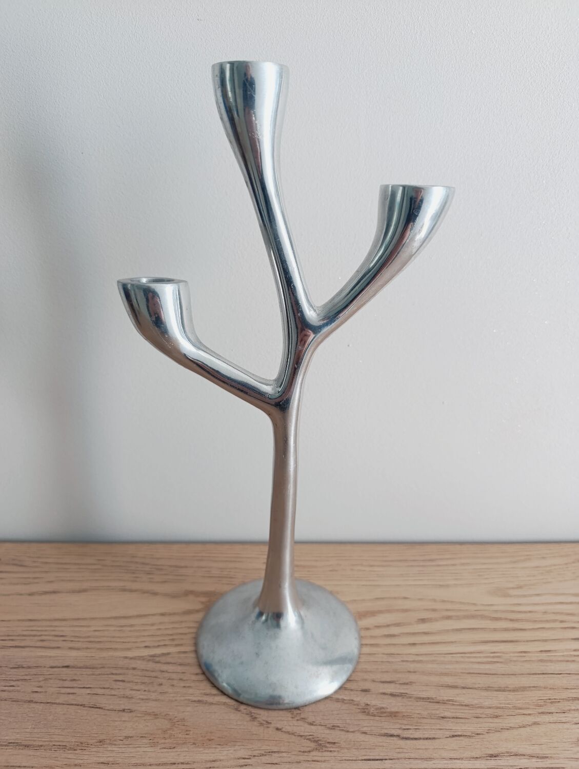 Tripod candle holder design in aluminium