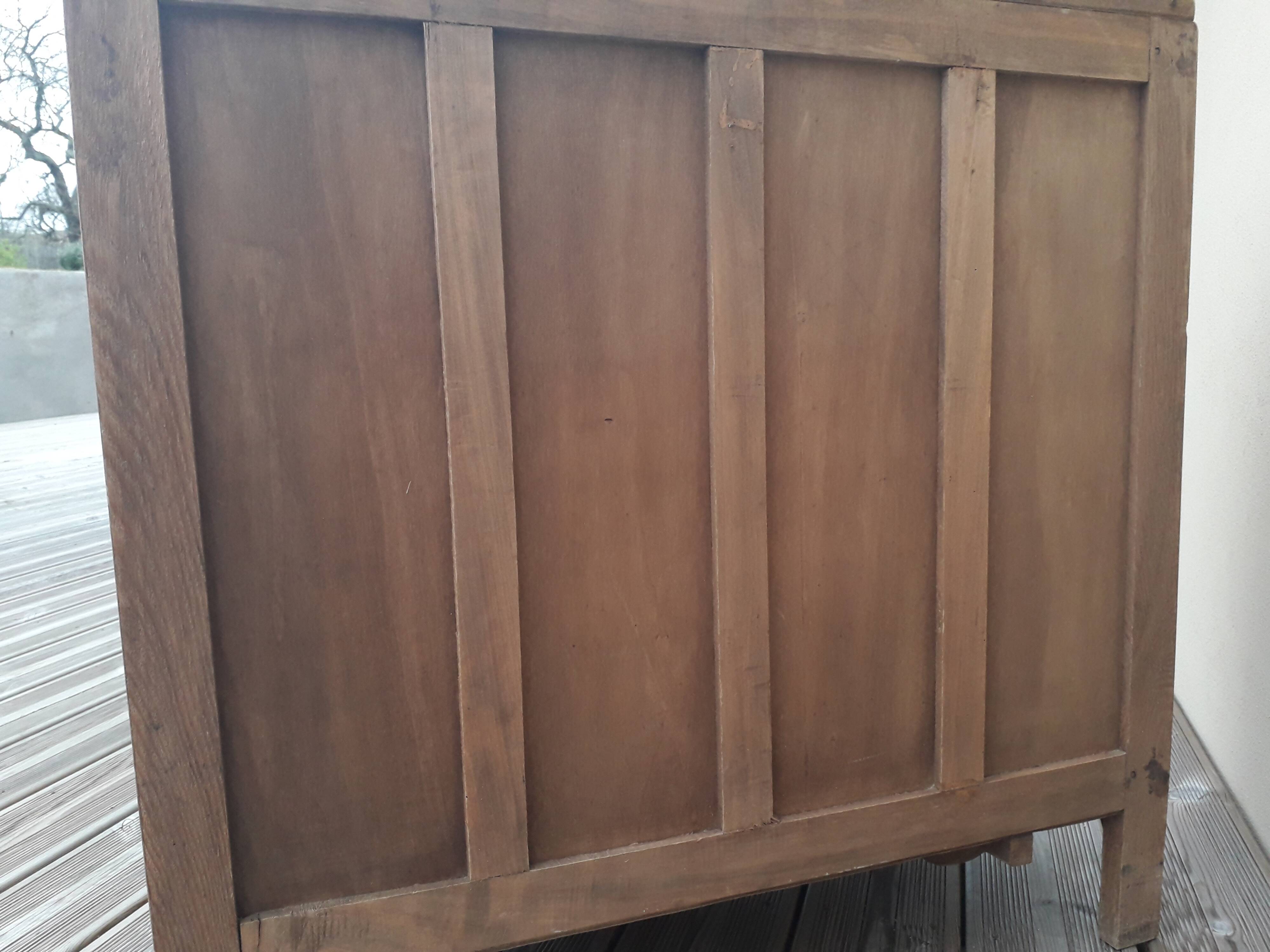 Wood chest of drawers