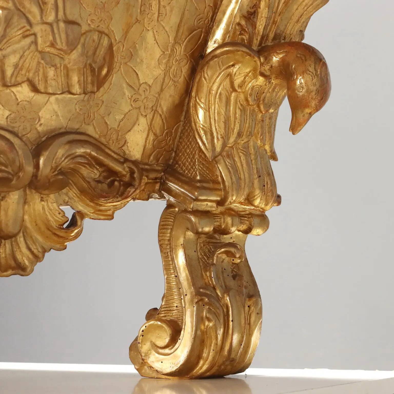 Meuble ancien sculpté et doré en bois de tilleul, Italie, XVIIIe siècle