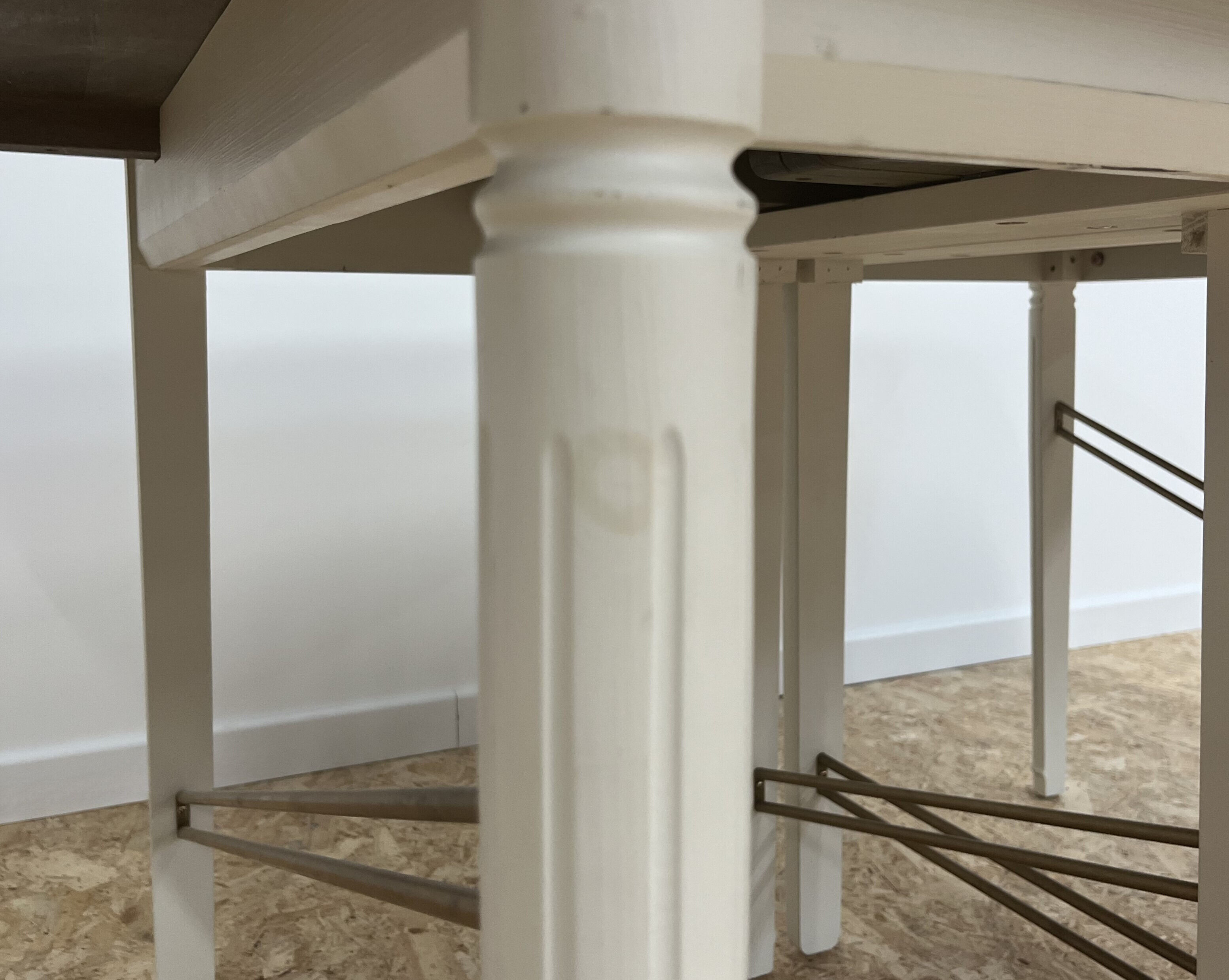 Extendable wooden dining table, white legs, 16/18 covers