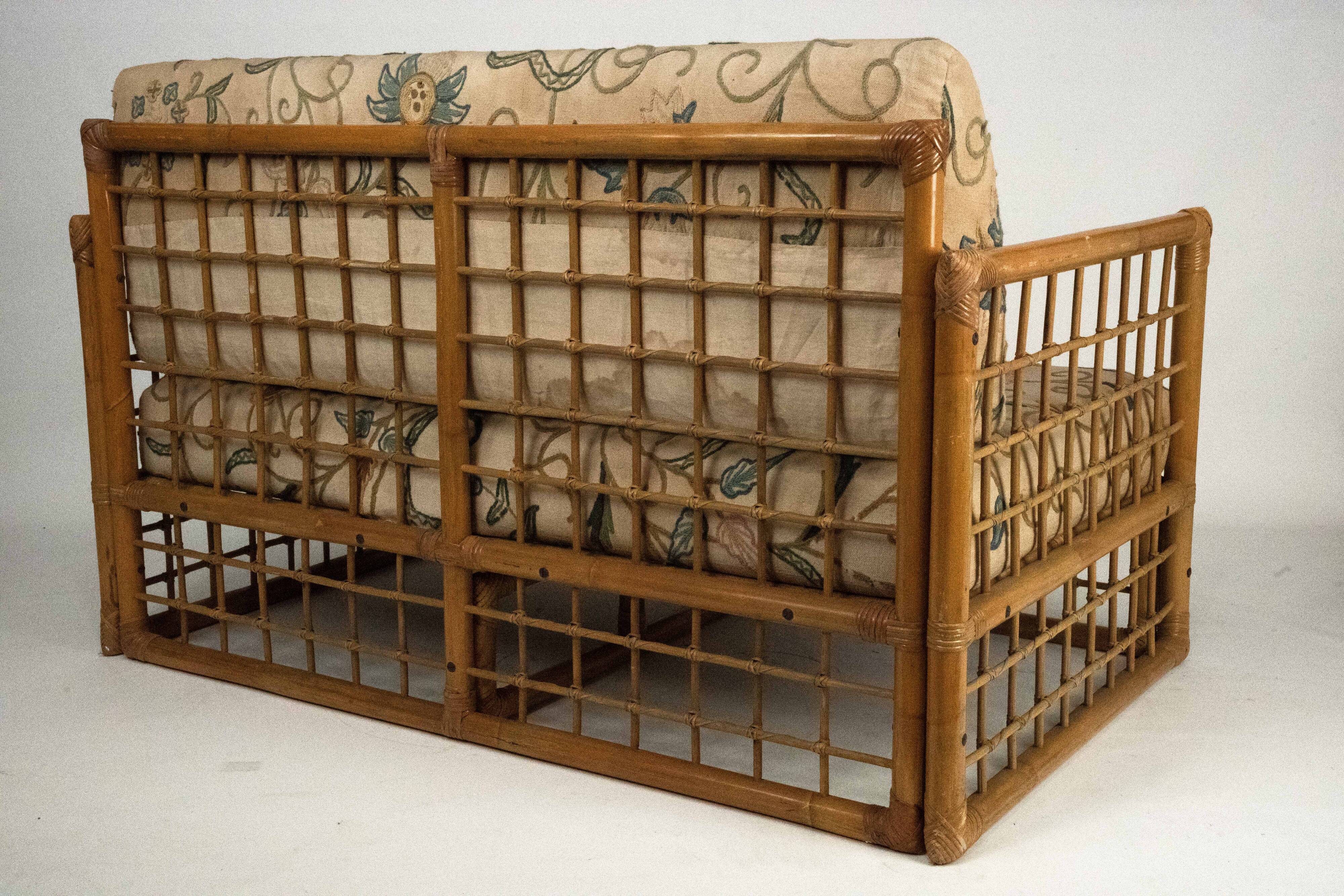 Canapé deux places style tropical chic des années 1960, par Vivai del Sud, en rotin et bambou.