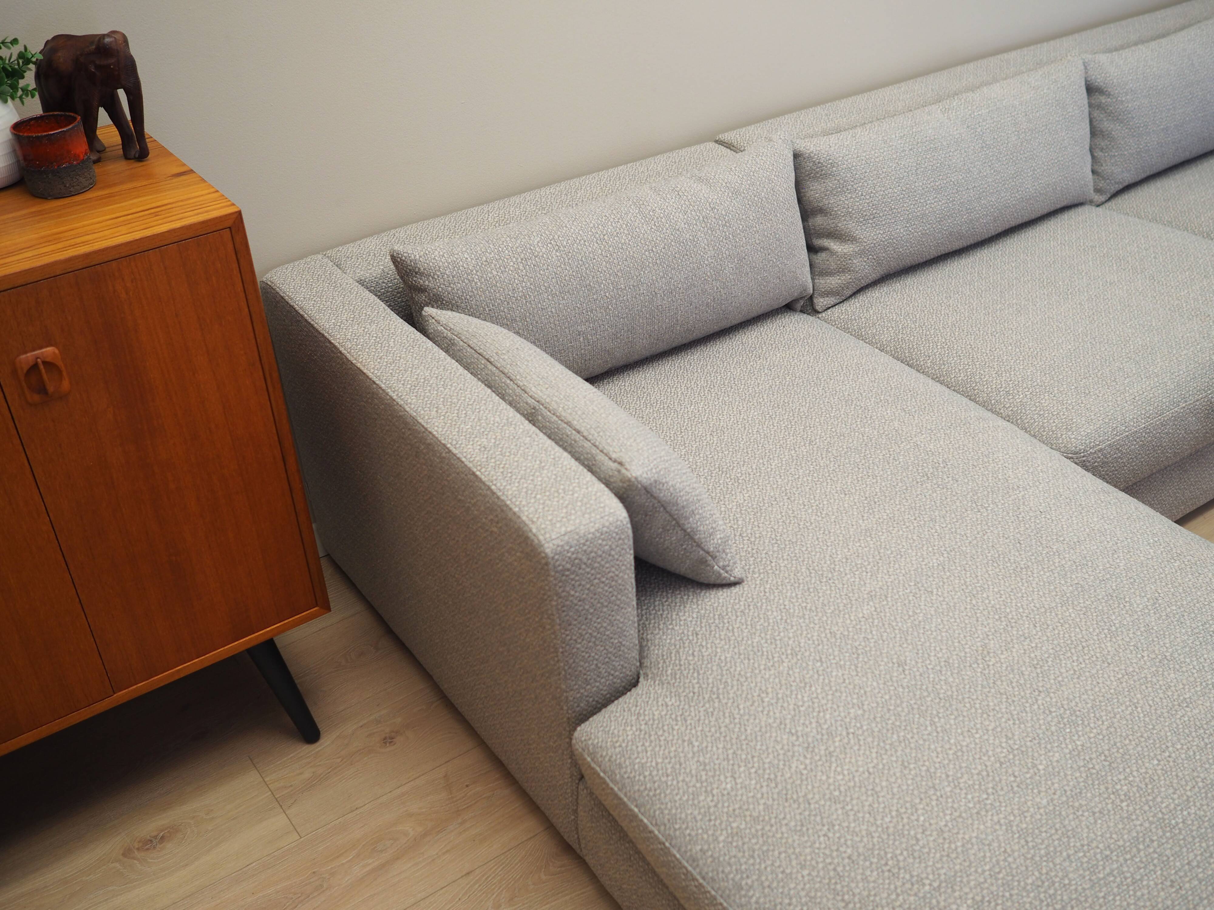 Canapé d'angle gris, design scandinave, années 2000