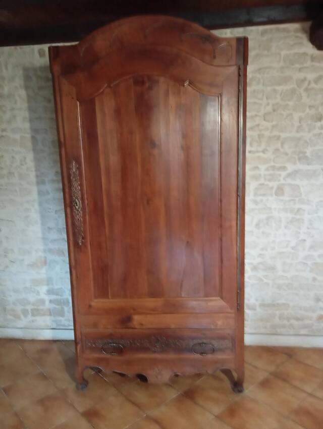 Important regional monoxyle wardrobe in blonde walnut, from the Louis XV period (18th century).