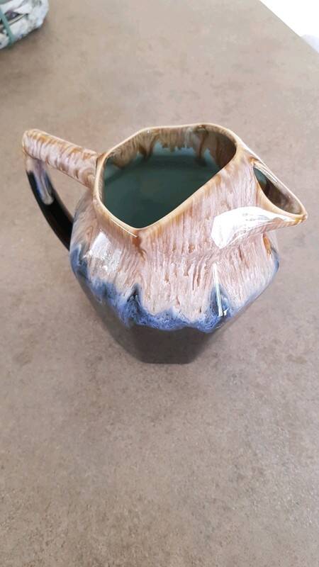 Broc ancien en céramique émaillée