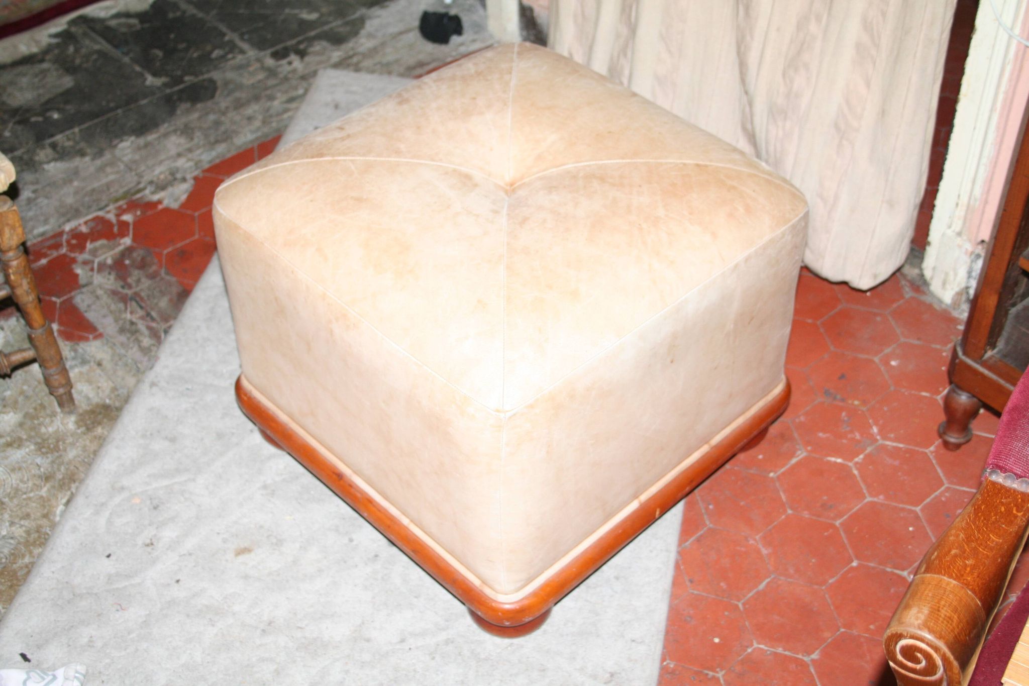 Cube pouf in light brown leather