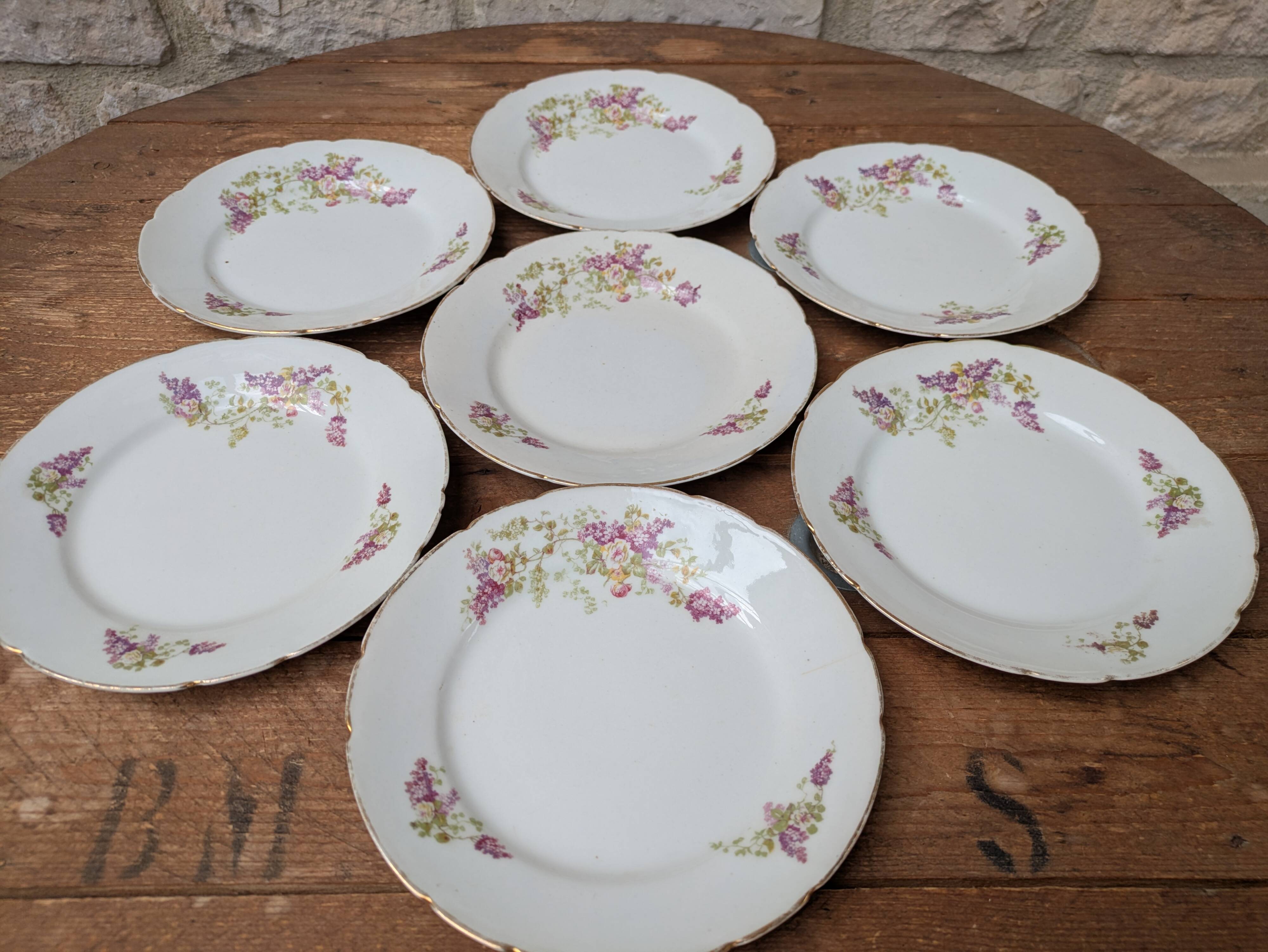 7 dessert plates in porcelain with a violet lilac design and a gold rim.