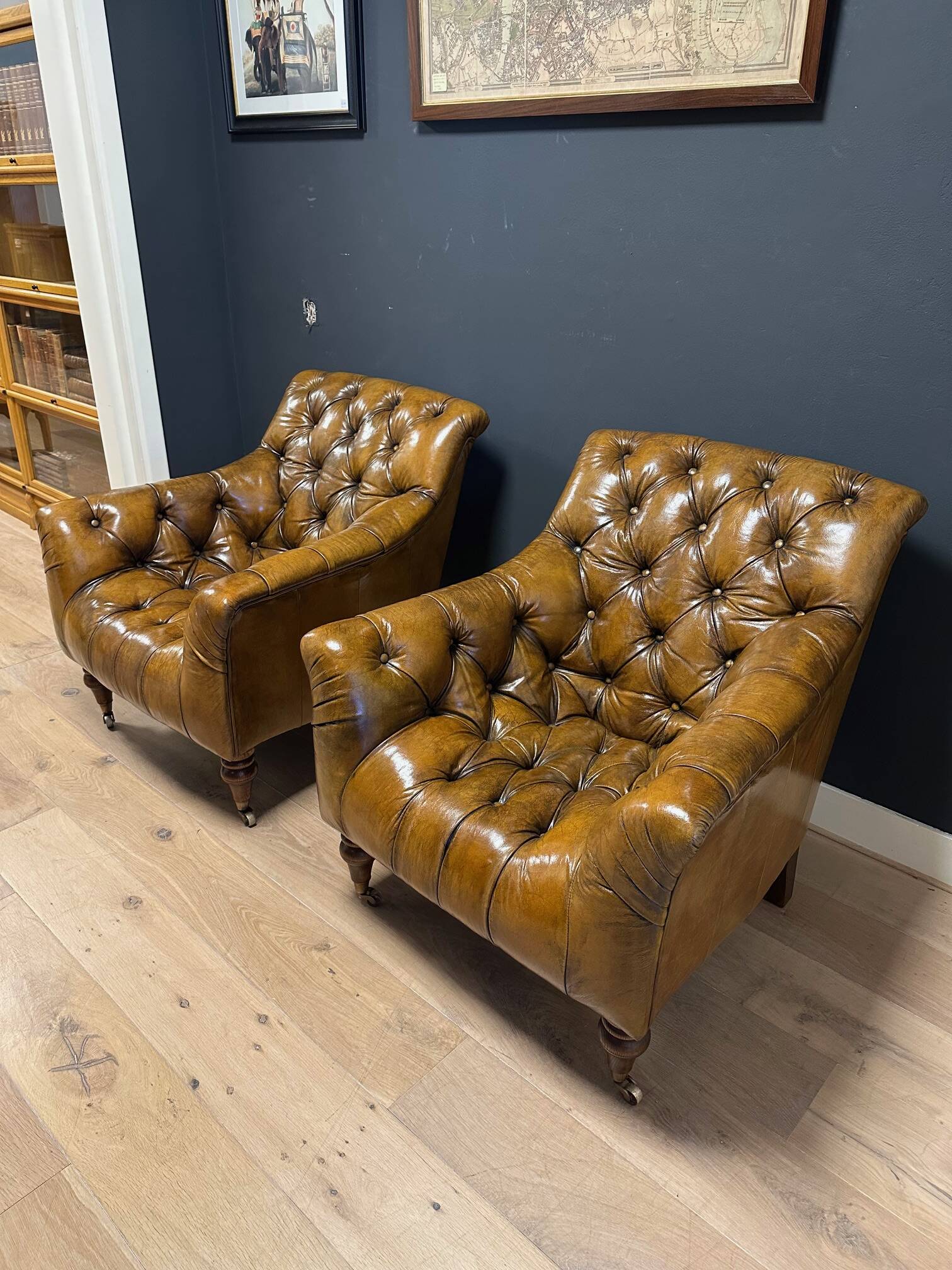 Set of 2 leather club chairs