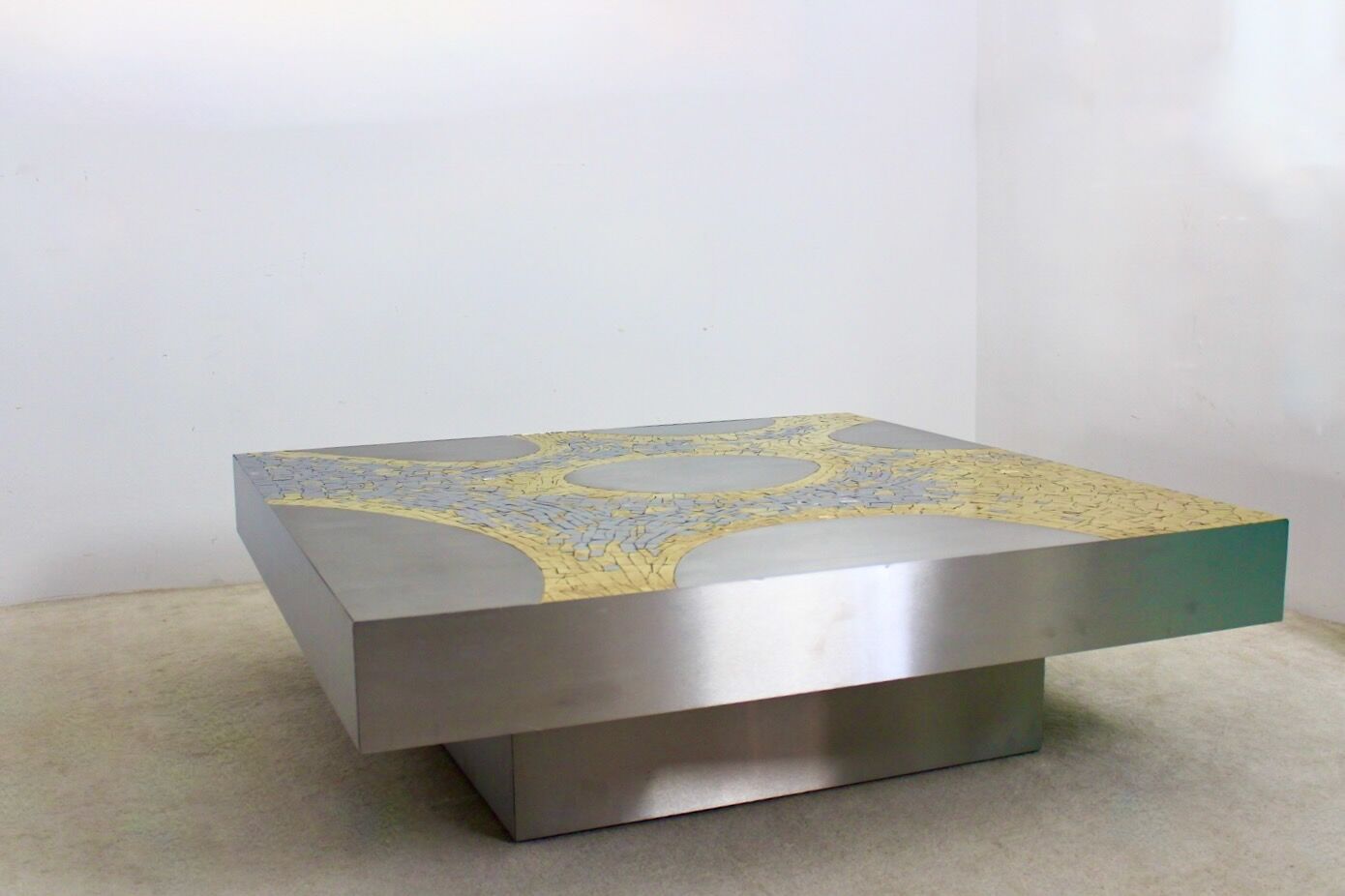 Table basse en acier inoxydable et laiton par Jean Claude Dresse