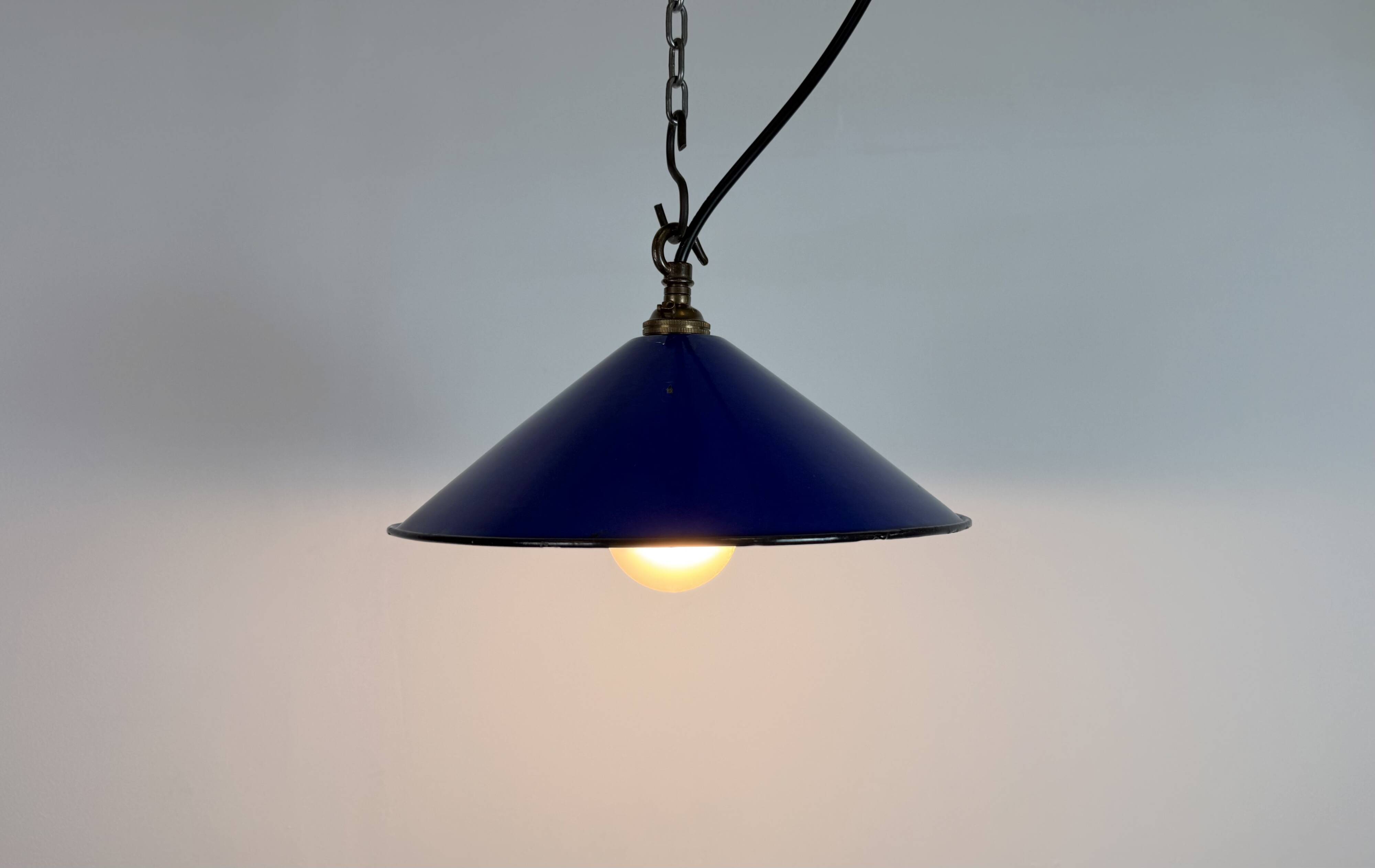 Suspension industrielle en émail bleu cobalt, années 1950