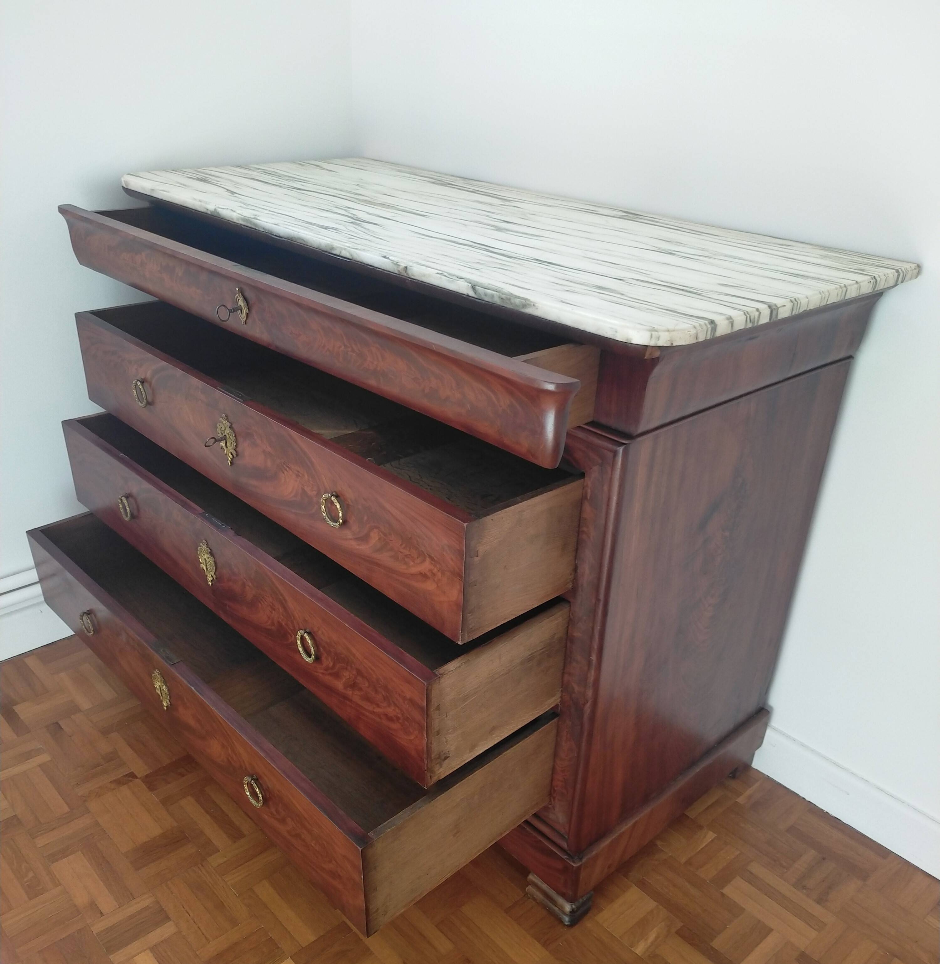 Commode Louis Philippe en acajou et plateau marbre