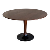 Tulip leg round table