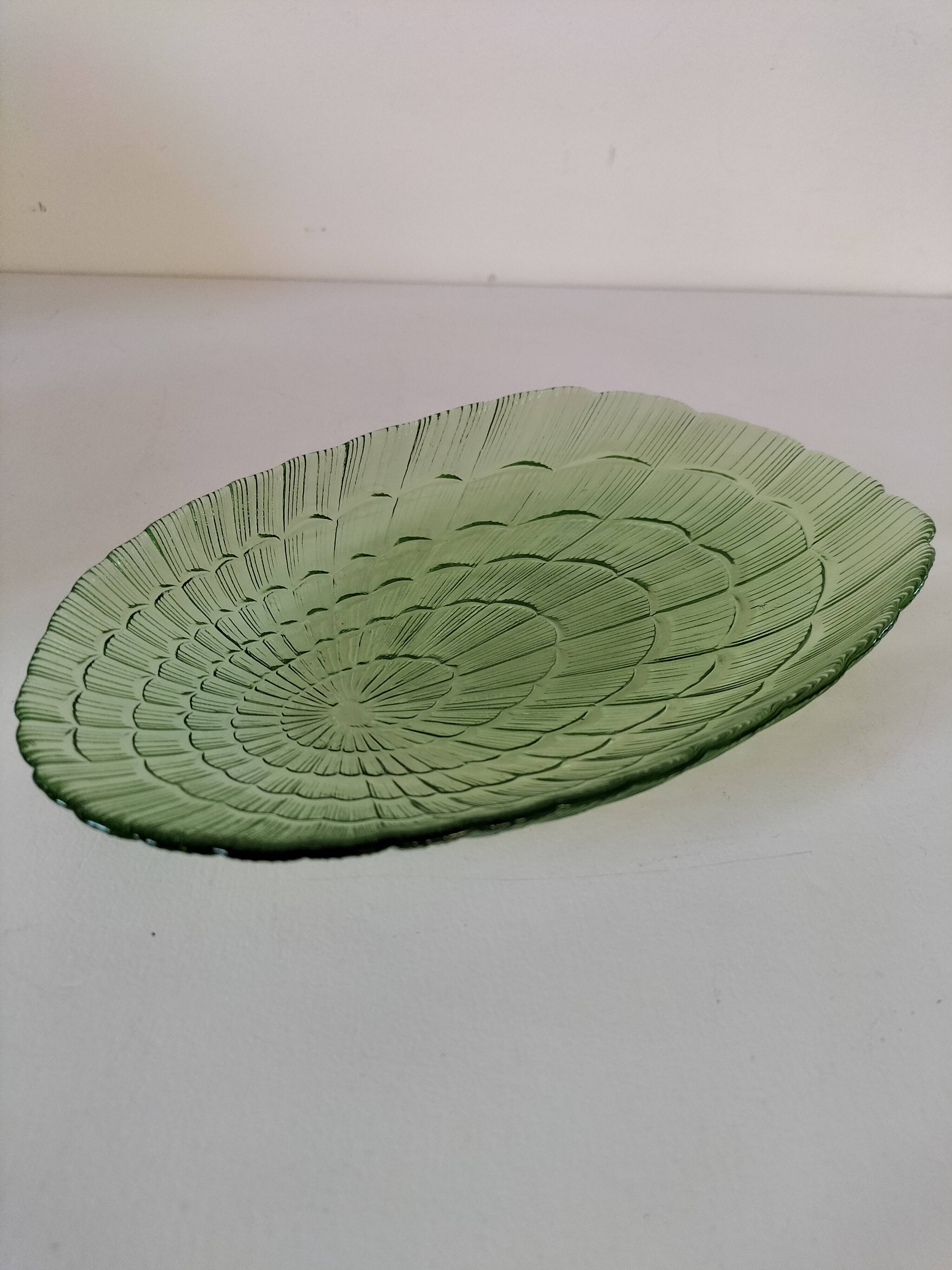 Oval glass shell-shaped dish
