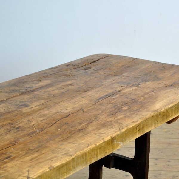 Table Industrielle Avec Un Plateau En Vieux Pin