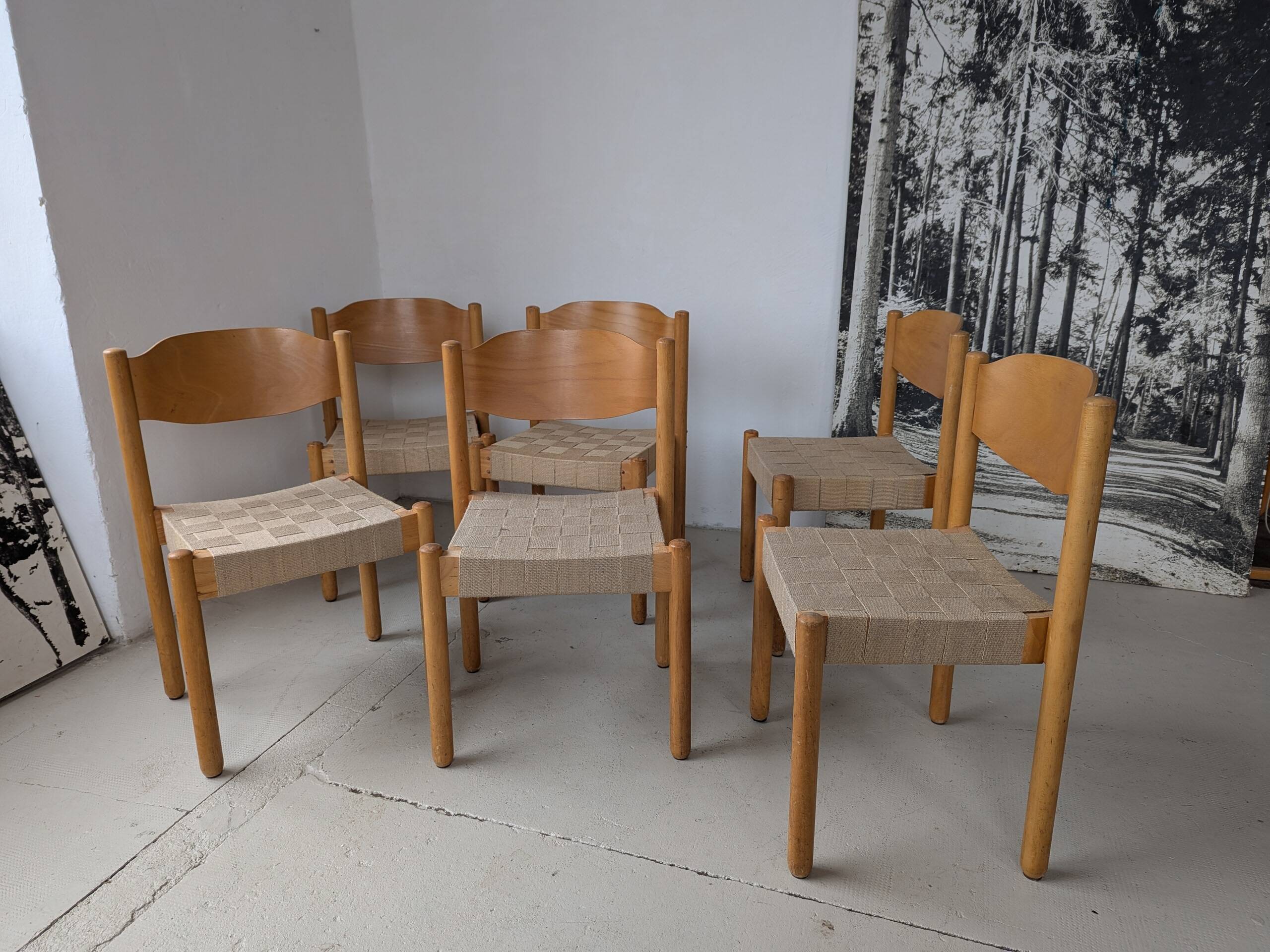 Set of 6 stackable chairs in beech and jute.