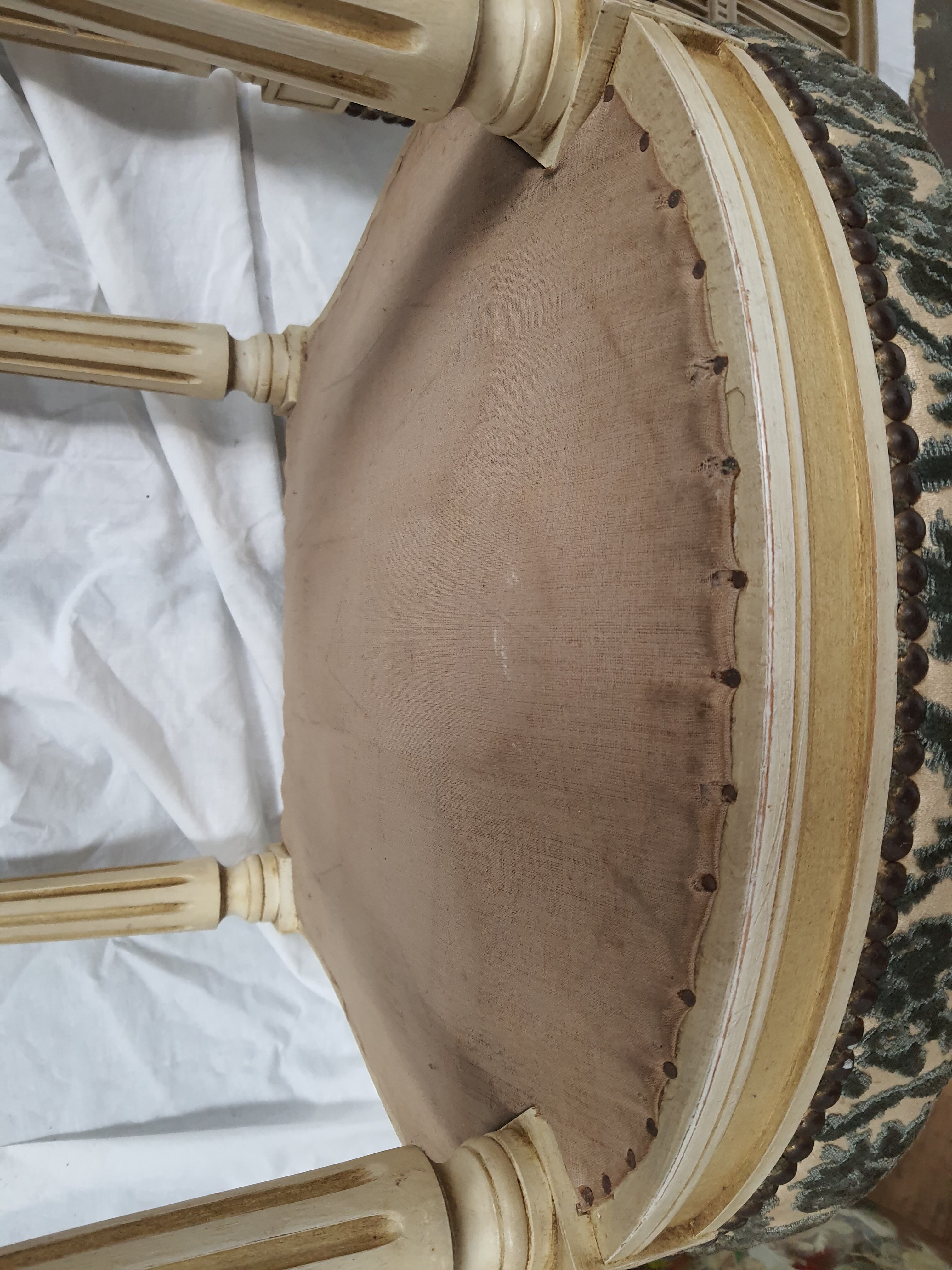 5 chaises en bois laqué blanc style Louis XVI