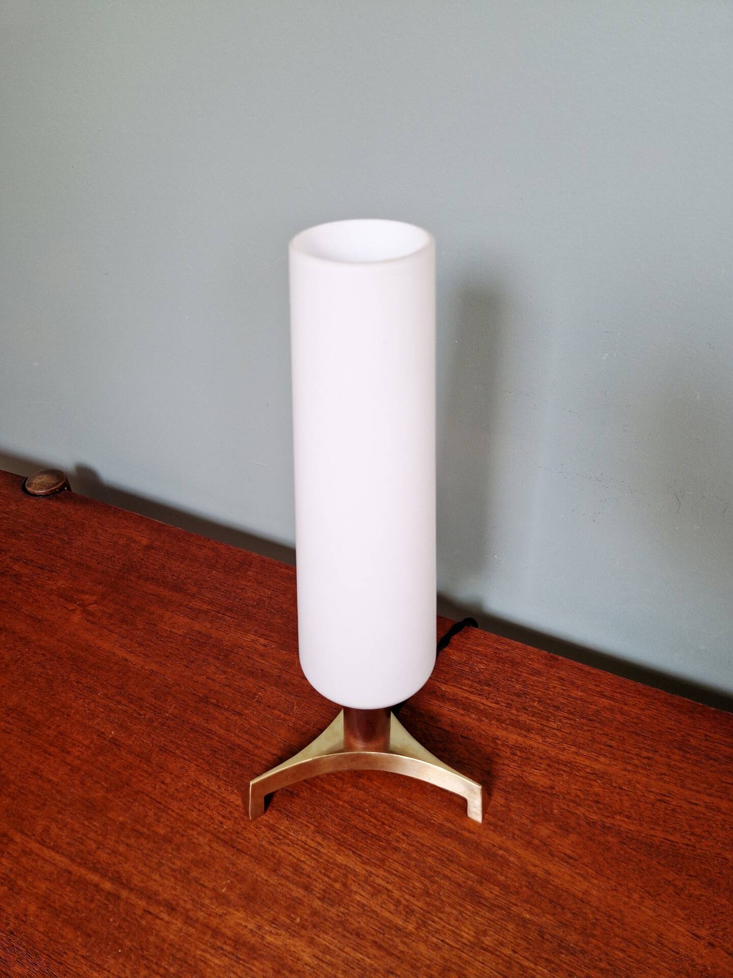 Lampe de table tripode en laiton et teck avec une bobèche tubulaire en opaline blanche satinée, design scandinave, années 1960.