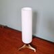 Lampe de table tripode en laiton et teck avec une bobèche tubulaire en opaline blanche satinée, design scandinave, années 1960.