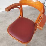 Fauteuil vintage en bois courbé : chaise de pub irlandaise en similicuir rouge des années 1970
