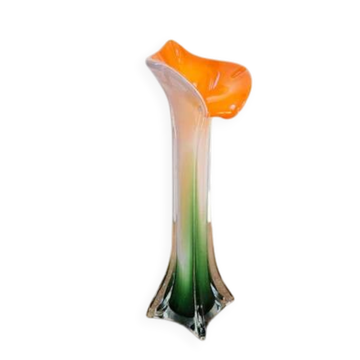 Vase en vert en forme de fleur vert et orange de style murano longiligne