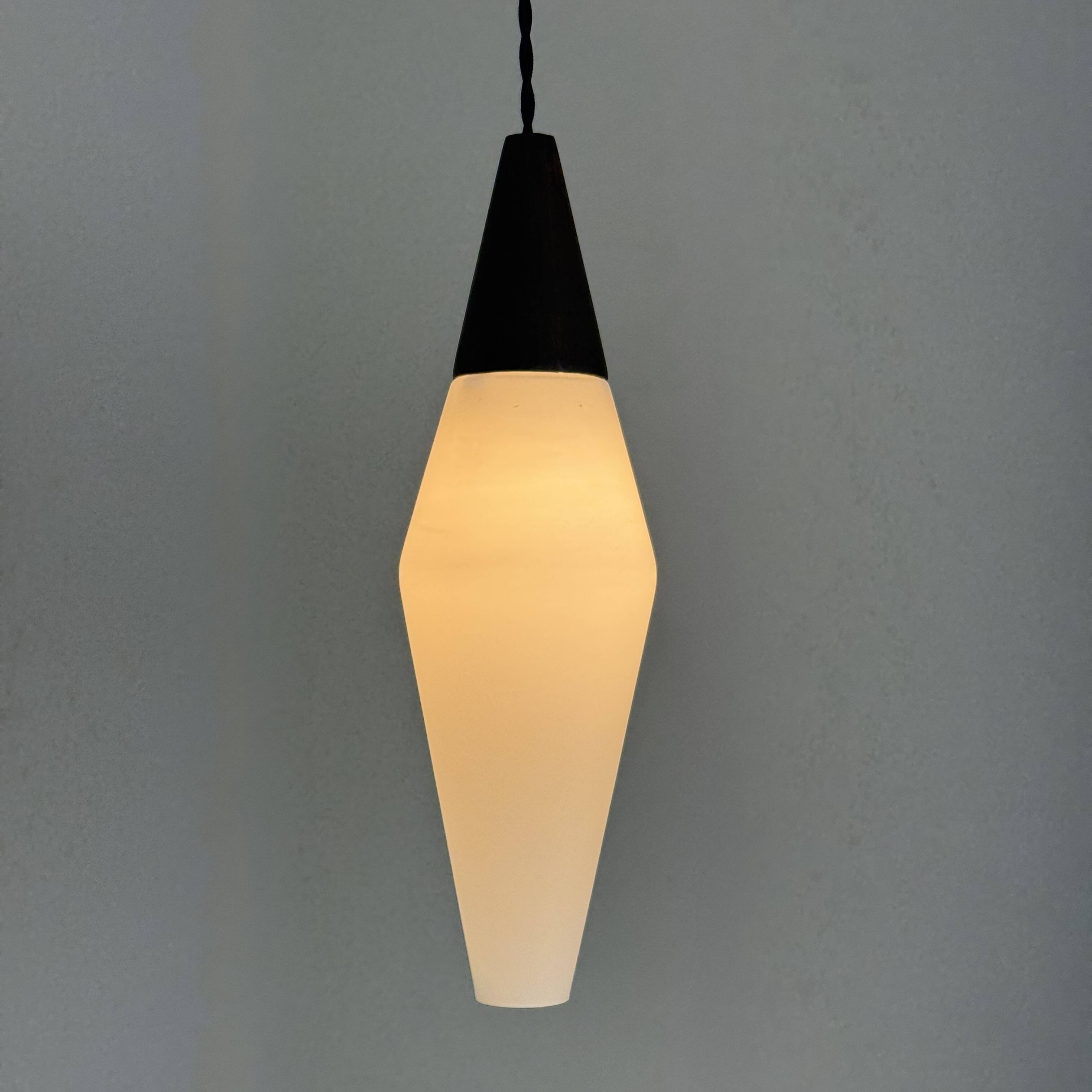 Ancienne suspension scandinave en opaline