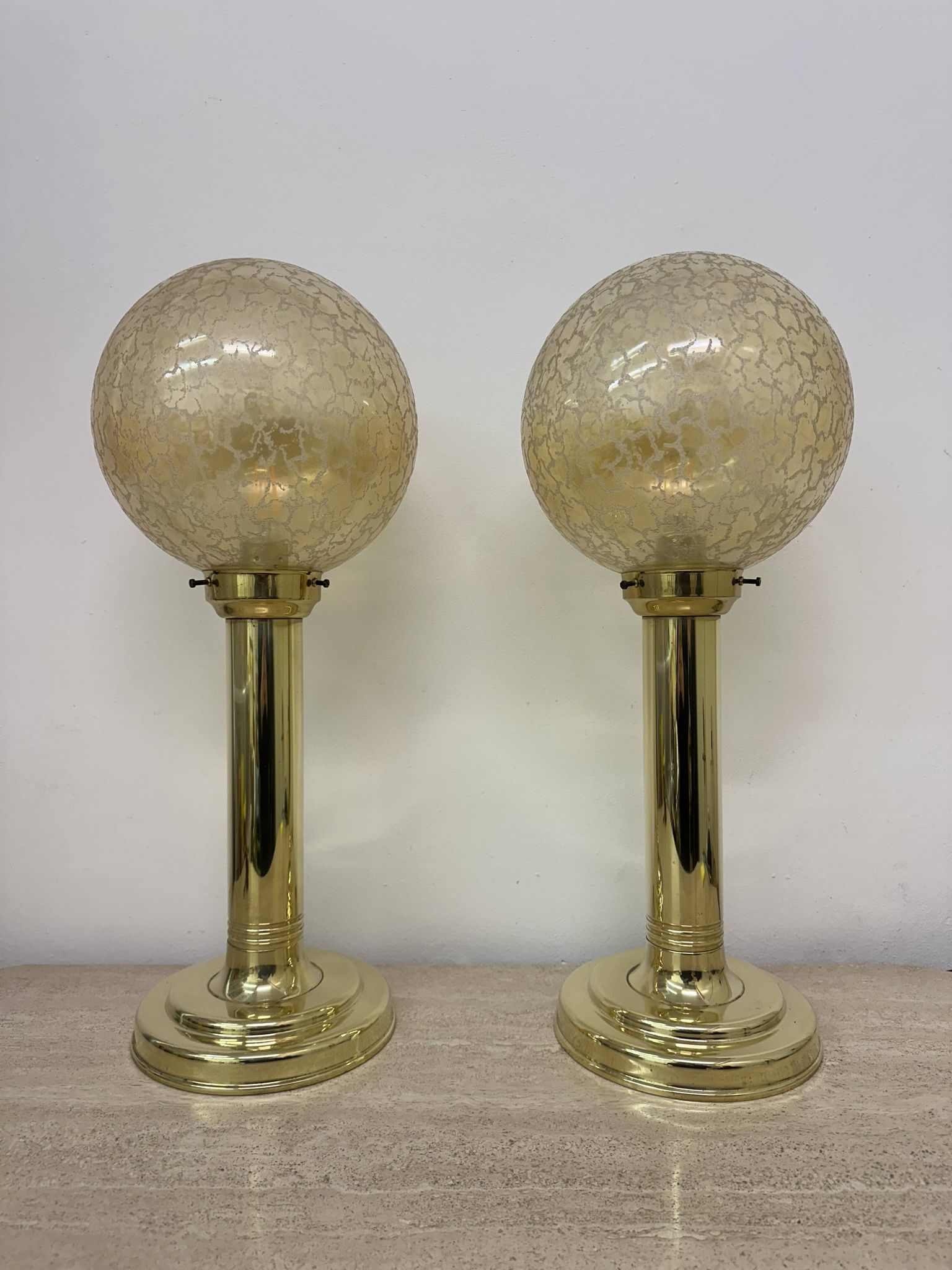 Lot de 2 grandes lampes de table globe en verre, années 1970