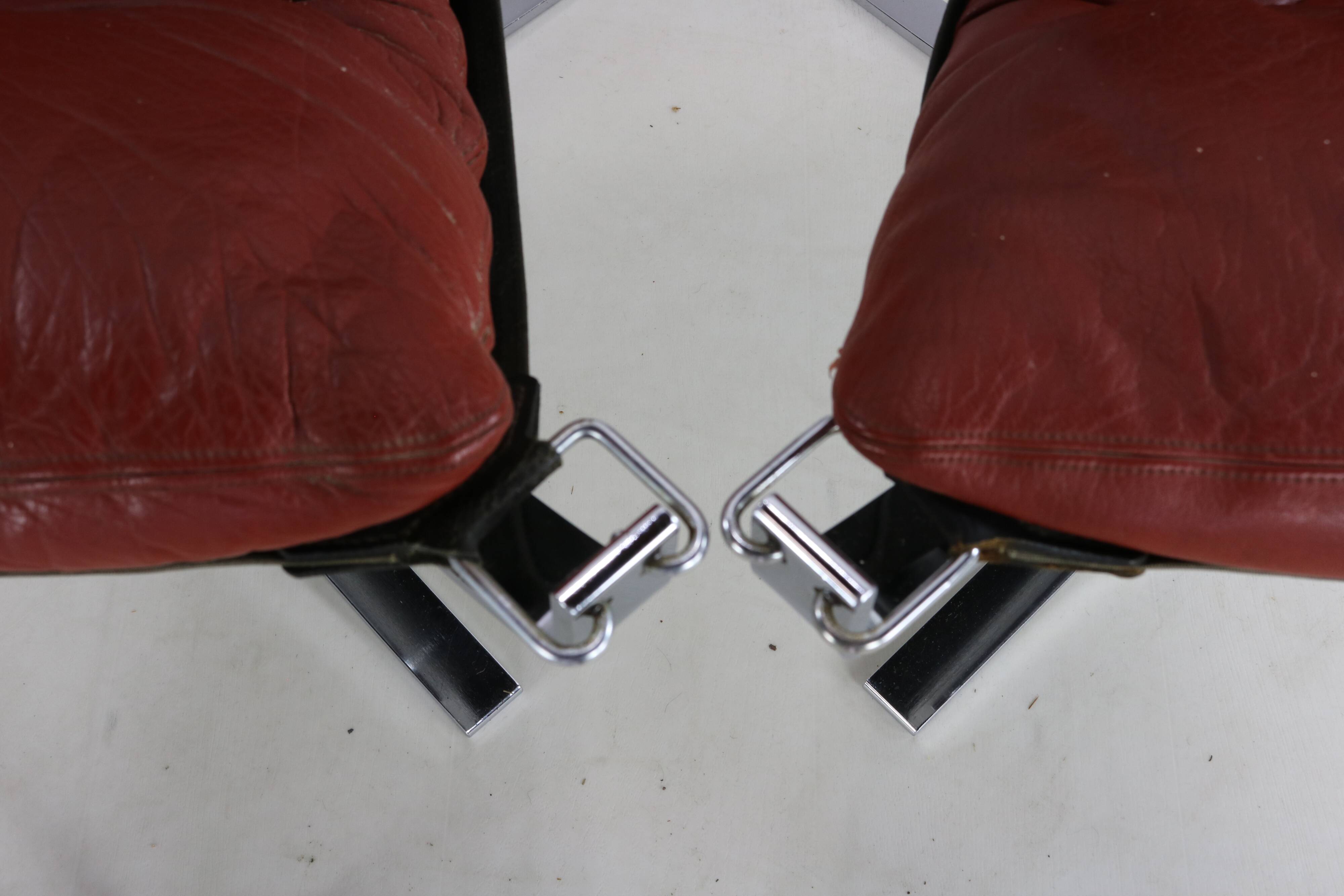 Seventies design special chromed metal Falcon chairs and table by Sigurd Re