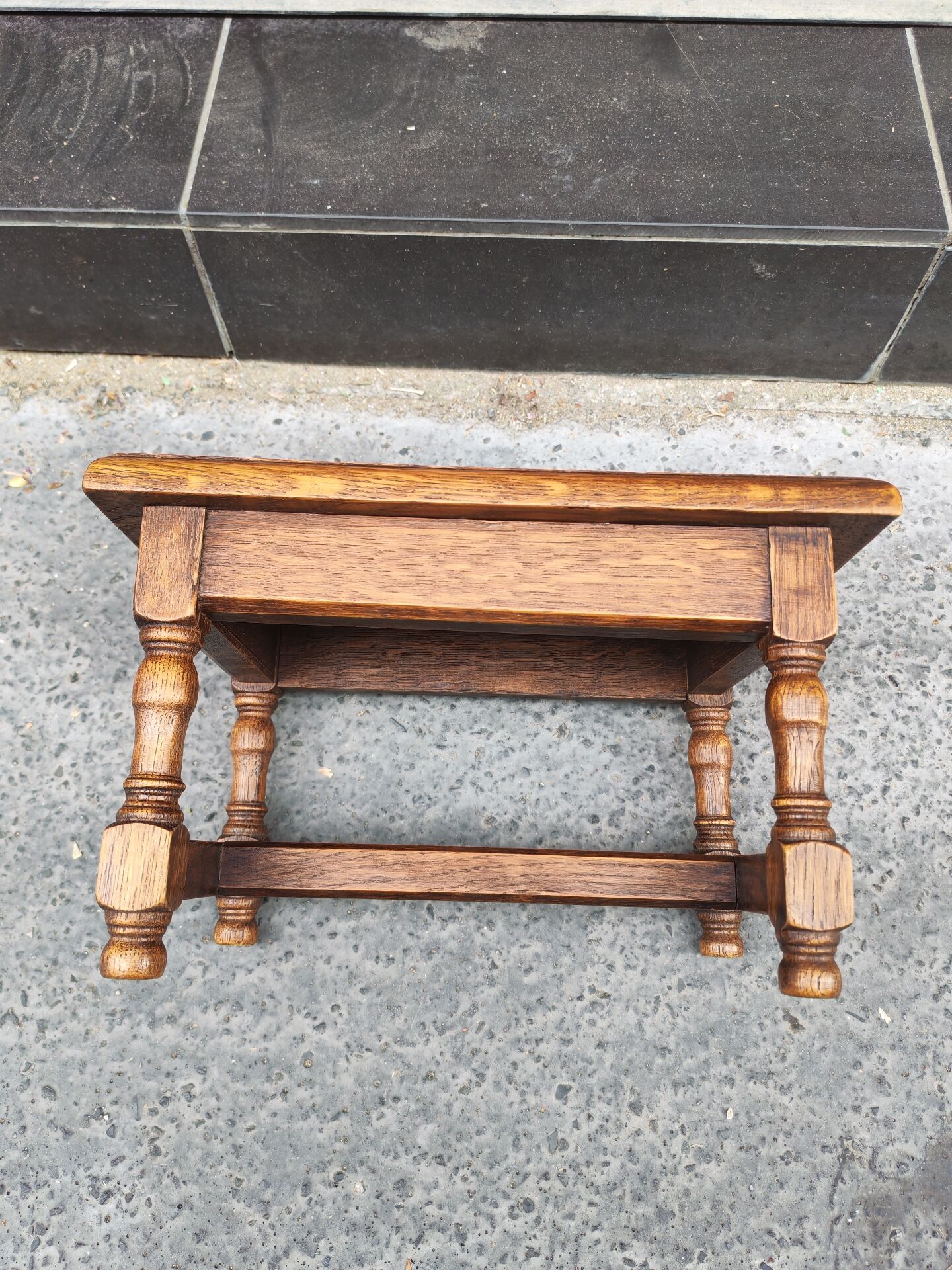 Petit tabouret en bois massif vintage