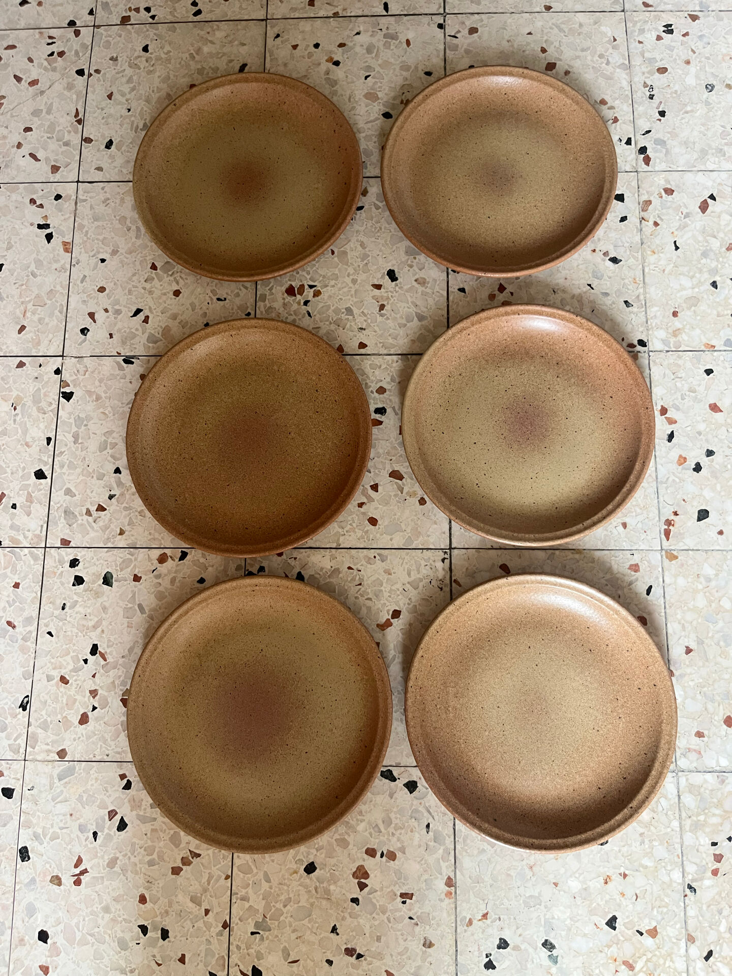 6 flat plates in stoneware