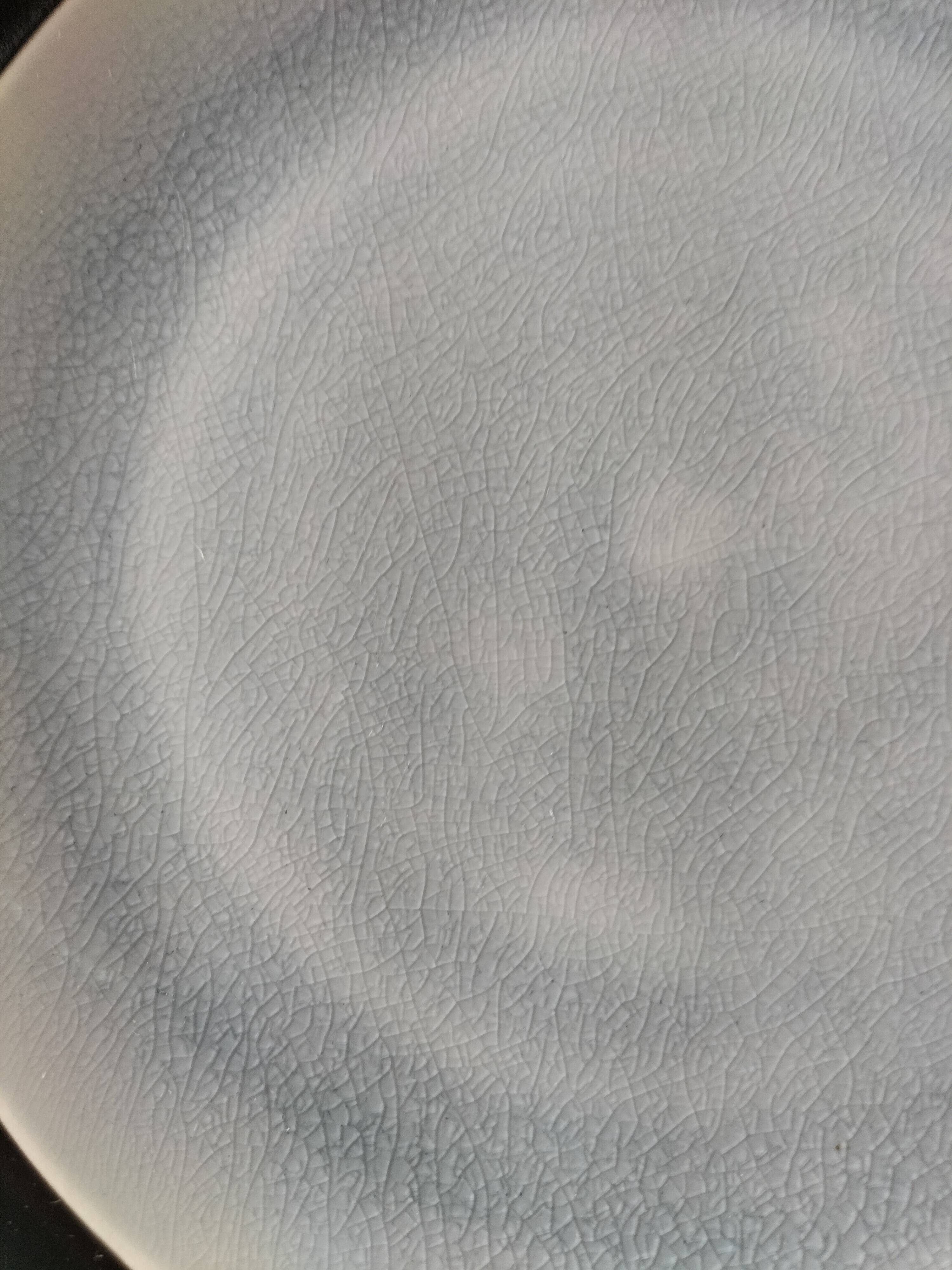 Set of 4 two-tone flat plates with a crackled effect.