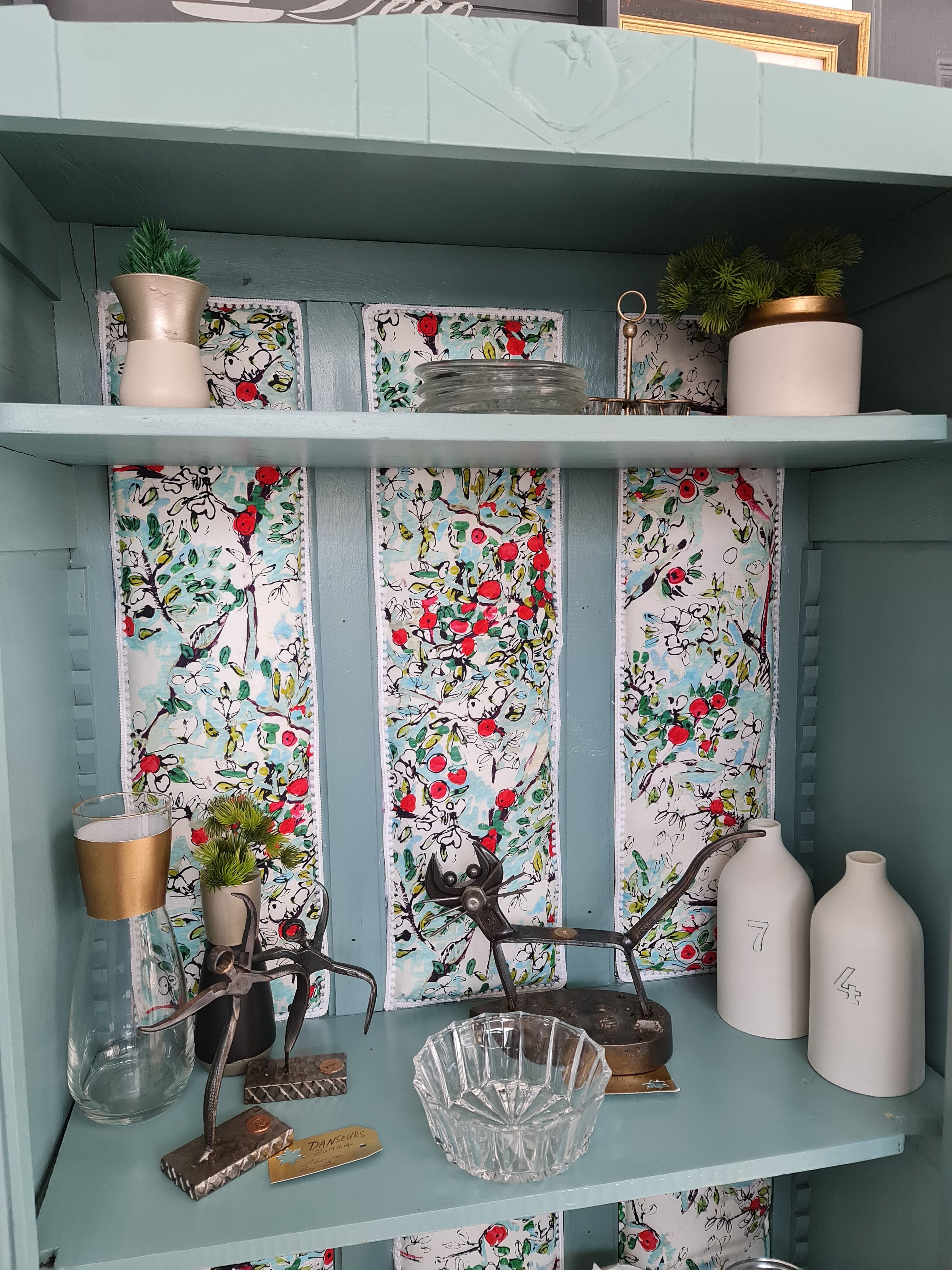 Vitrine style art déco jolie monogramme B couleur impérial intérieur ouatine et tissus créateur