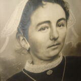 Photography former woman in headdress of Lorient