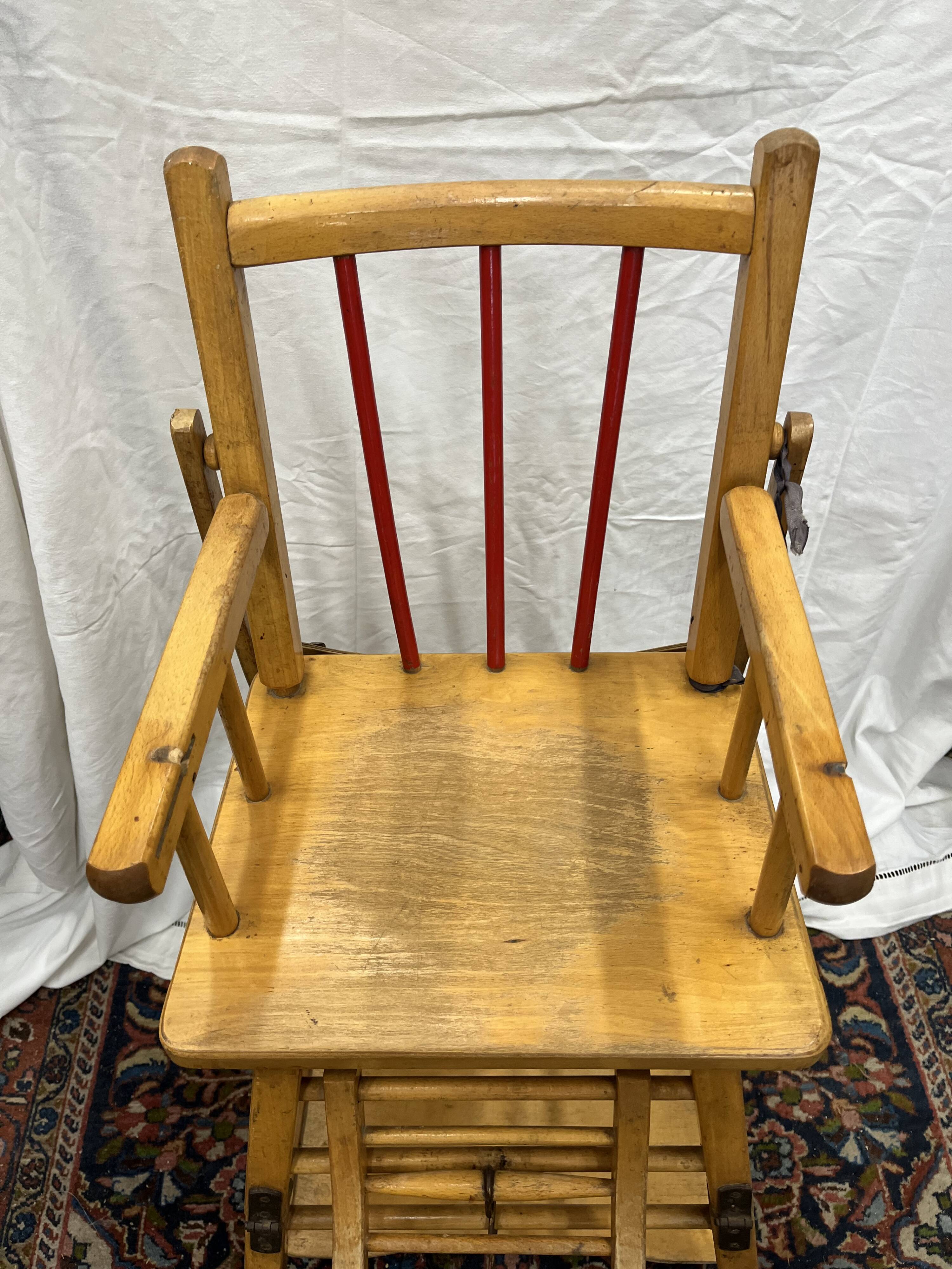 Chaise haute bébé en bois vintage