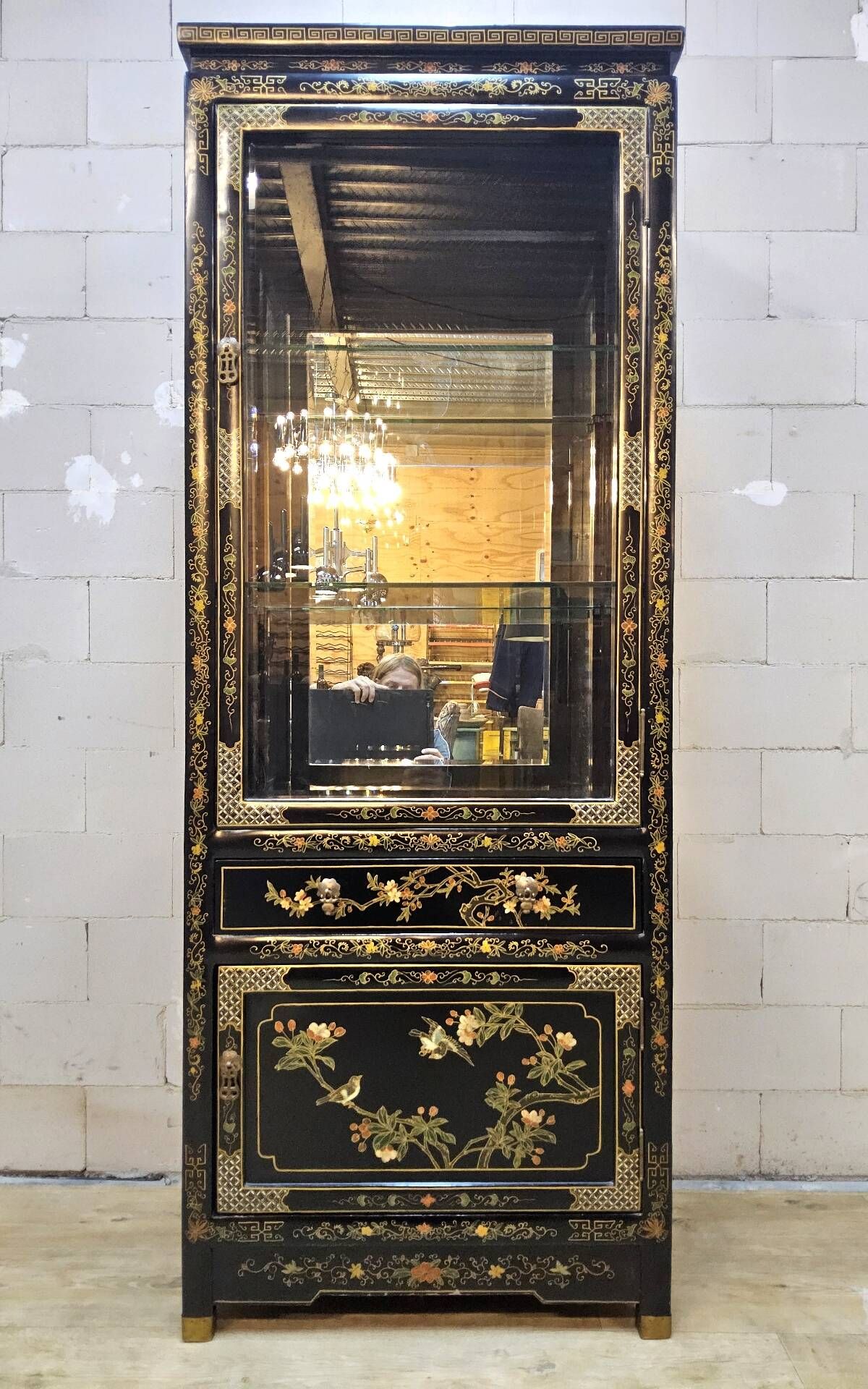 Vitrine chinoise vintage avec miroir, décor fleurs et oiseaux
