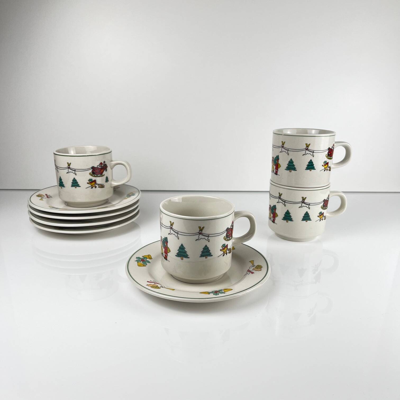 Set of 4 Christmas coffee/tea cups, 1980