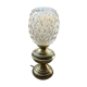 Lampe à poser avec globe en verre ciselé.