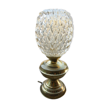 Lampe à poser avec globe en verre ciselé.