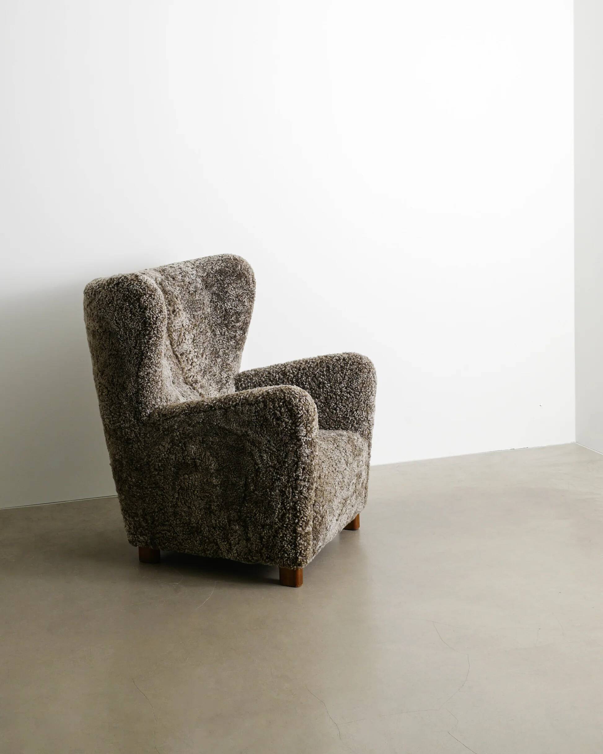 Fauteuil en peau de mouton danois du milieu du siècle par Fritz Hansen, années 1940.