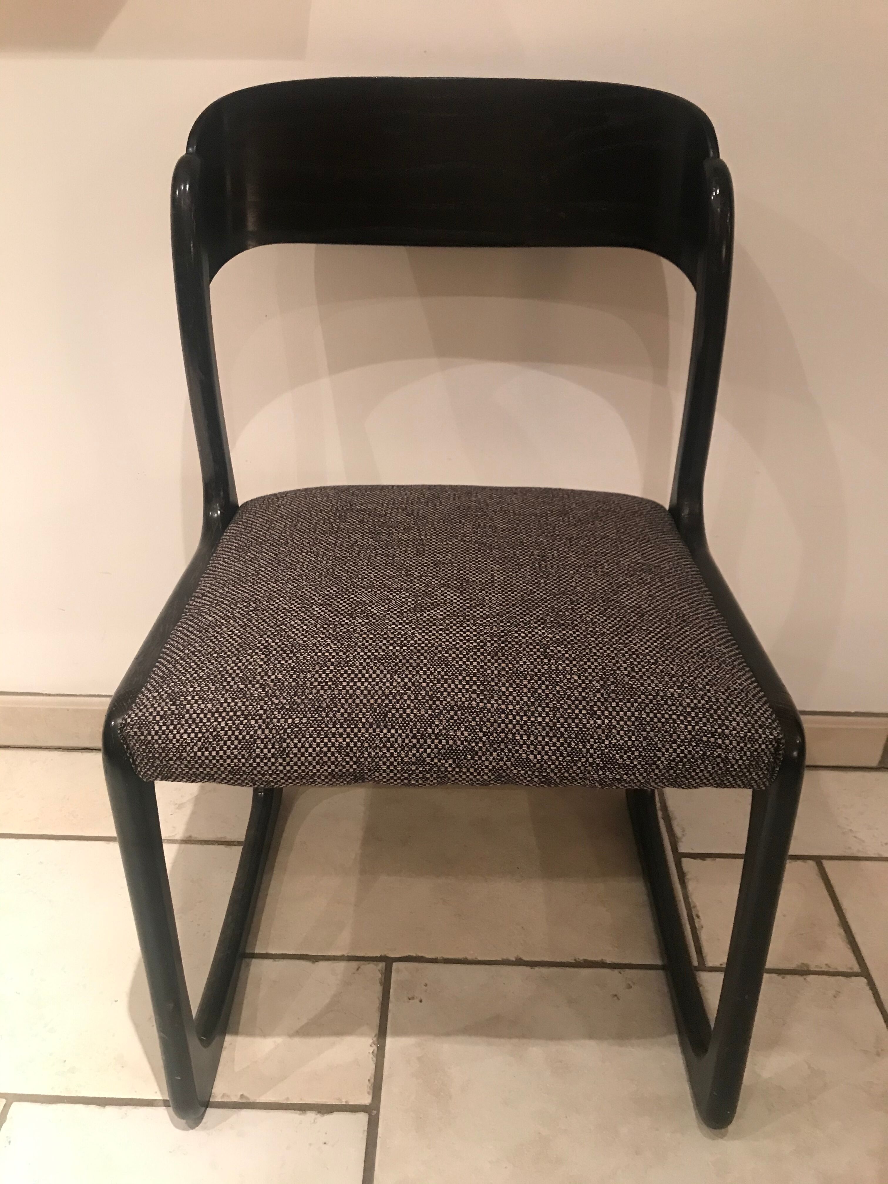Suite de 6 chaises Baumann « traîneau » retapissées