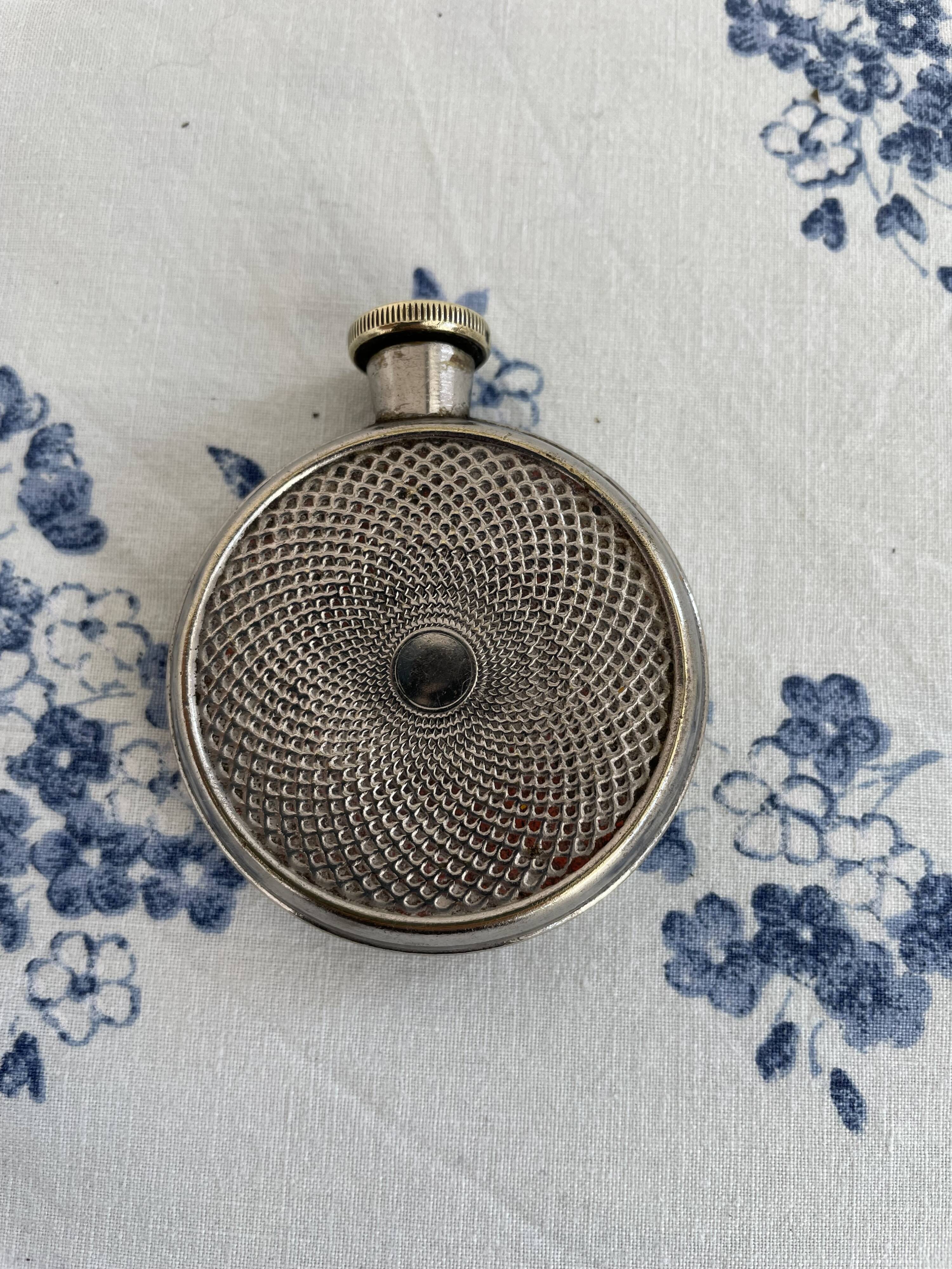 Art Deco flask in silver-plated metal, spiral guilloché decoration, DR marking