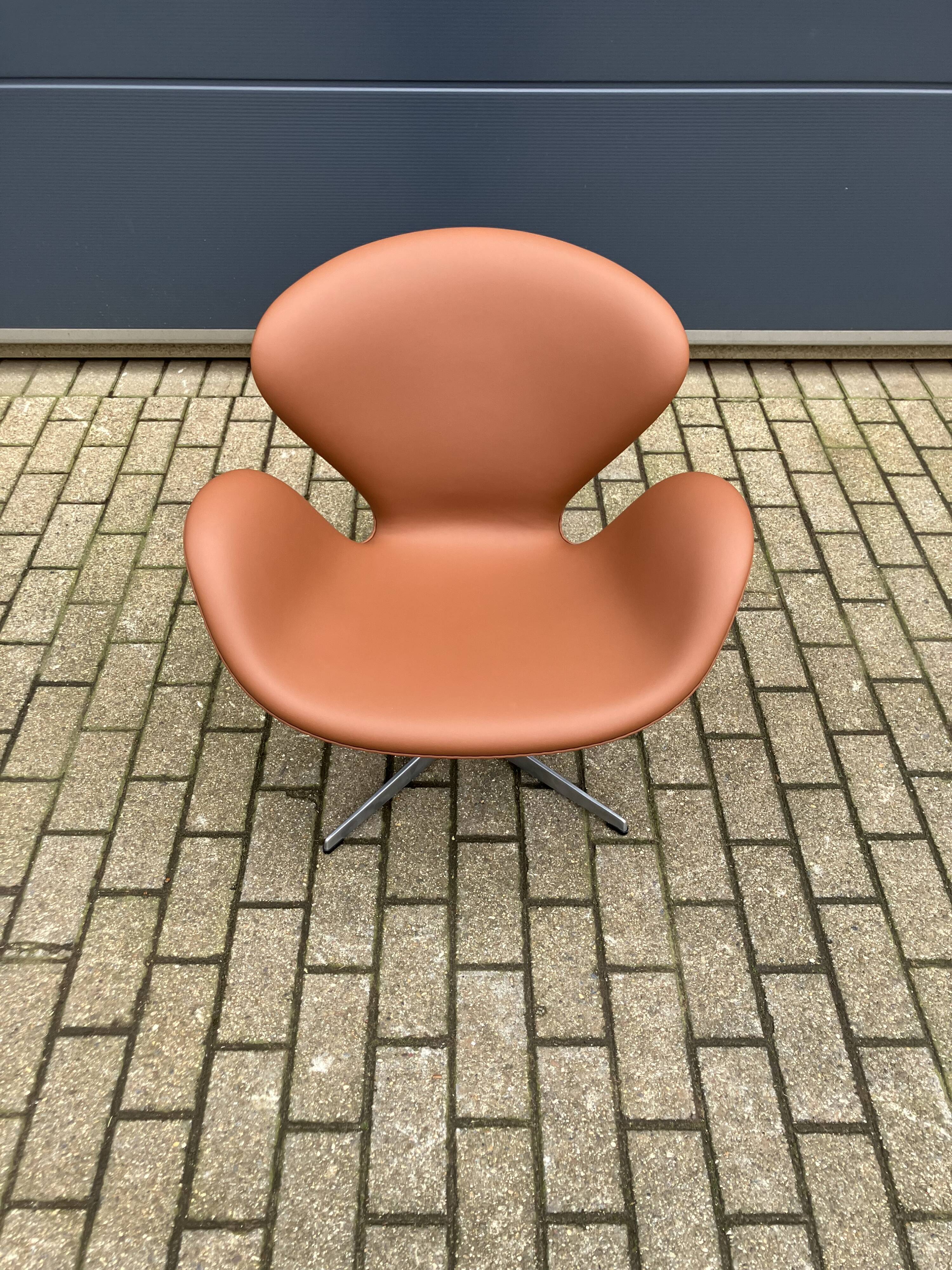 Fritz Hansen Swan chair by Arne Jacobsen in Cognac leather, NEW condition!!