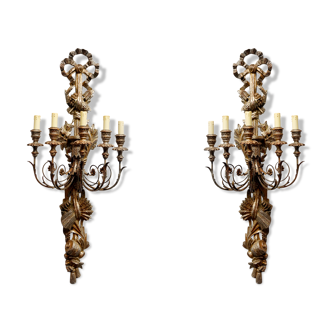 Paire d’appliques à 5 bras de lumière en bois doré argenté et patiné